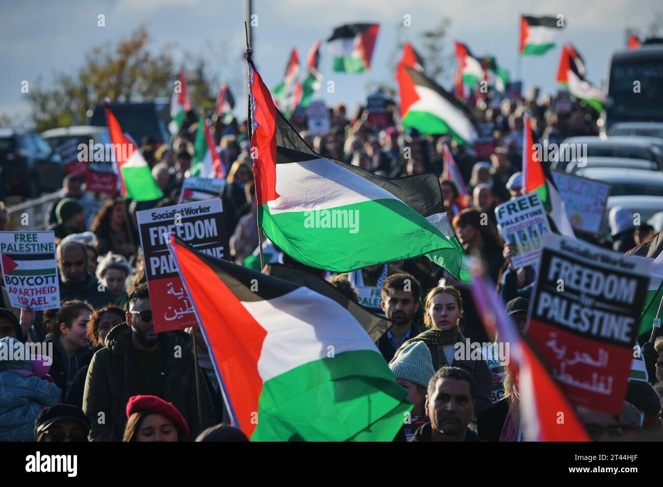 Édimbourg Écosse, Royaume-Uni 28 octobre 2023. Des centaines de manifestants pro-palestiniens se rassemblent à The Mound pour un rassemblement, puis défilent le long de Princes Street jusqu'au consulat général des États-Unis. crédit sst/alamy live news Banque D'Images