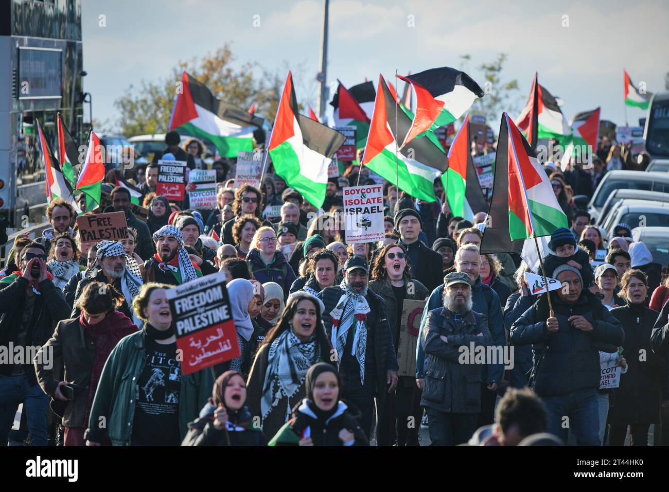 Édimbourg Écosse, Royaume-Uni 28 octobre 2023. Des centaines de manifestants pro-palestiniens se rassemblent à The Mound pour un rassemblement, puis défilent le long de Princes Street jusqu'au consulat général des États-Unis. crédit sst/alamy live news Banque D'Images