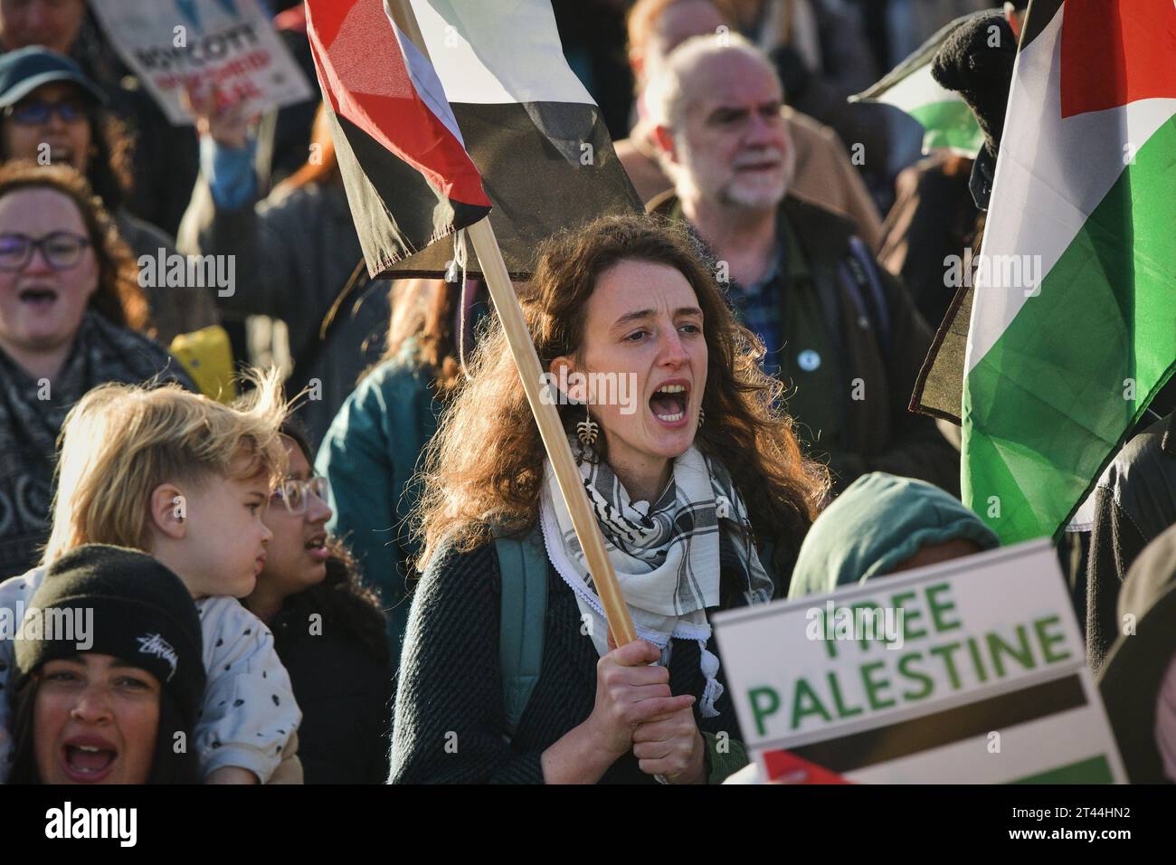 Édimbourg Écosse, Royaume-Uni 28 octobre 2023. Des centaines de manifestants pro-palestiniens se rassemblent à The Mound pour un rassemblement, puis défilent le long de Princes Street jusqu'au consulat général des États-Unis. crédit sst/alamy live news Banque D'Images
