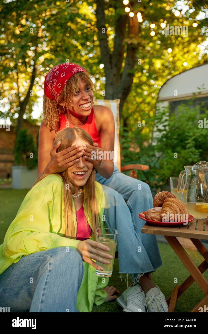 Jeunes amies au pique-nique en plein air célébrant les vacances d'été Banque D'Images