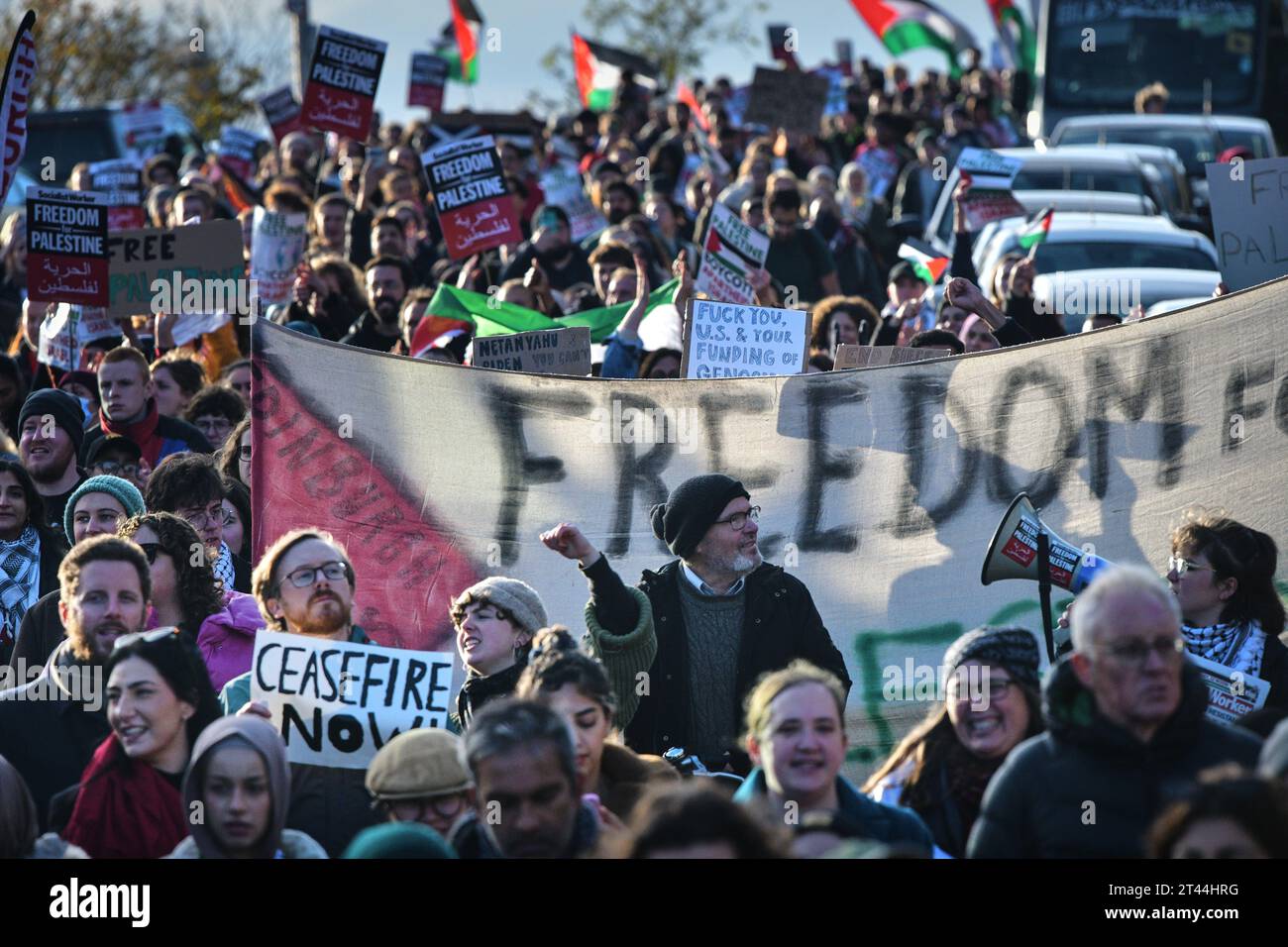 Édimbourg Écosse, Royaume-Uni 28 octobre 2023. Des centaines de manifestants pro-palestiniens se rassemblent à The Mound pour un rassemblement, puis défilent le long de Princes Street jusqu'au consulat général des États-Unis. crédit sst/alamy live news Banque D'Images