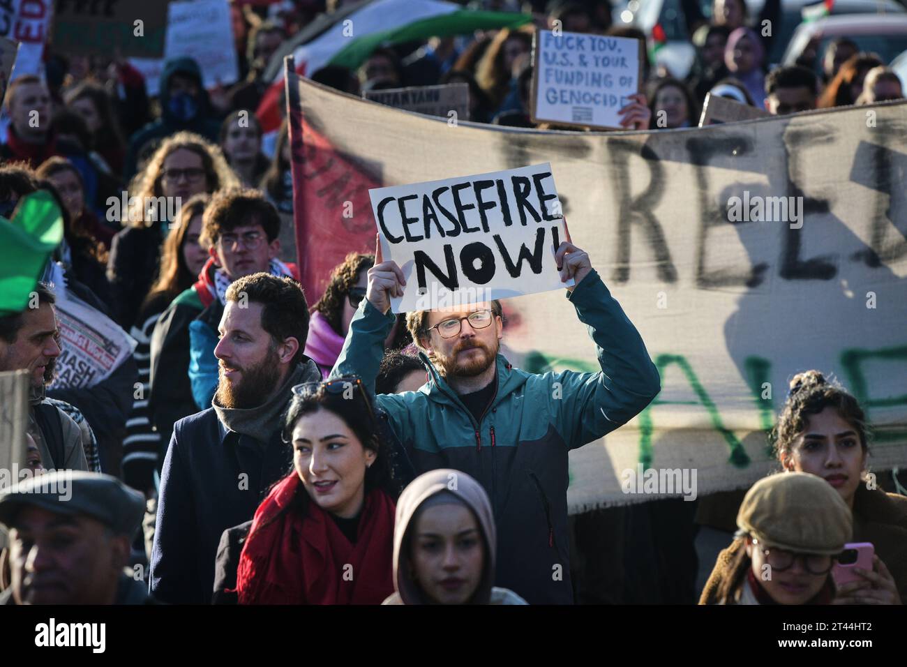Édimbourg Écosse, Royaume-Uni 28 octobre 2023. Des centaines de manifestants pro-palestiniens se rassemblent à The Mound pour un rassemblement, puis défilent le long de Princes Street jusqu'au consulat général des États-Unis. crédit sst/alamy live news Banque D'Images