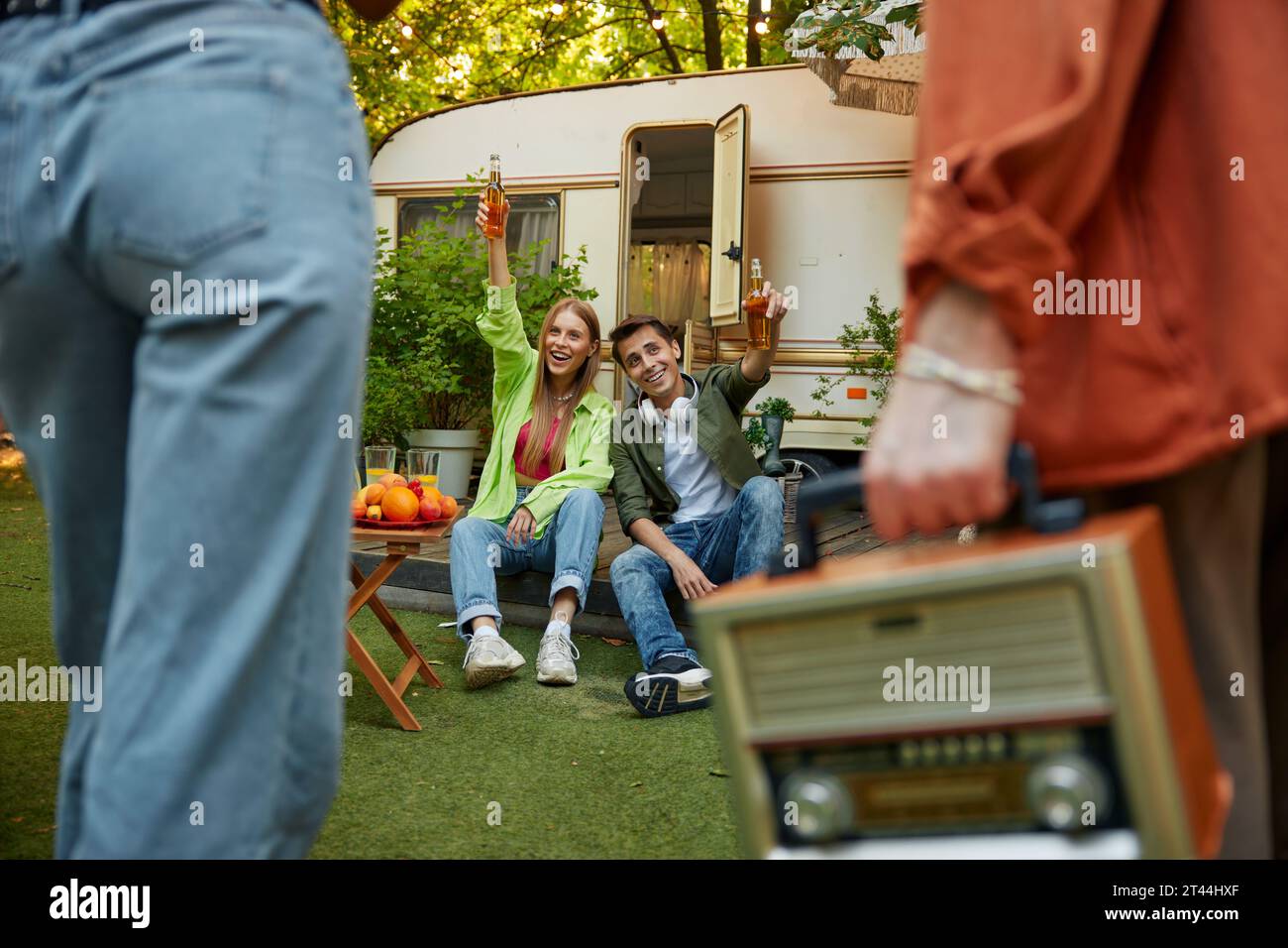 Des jeunes heureux profitant en pique-nique pendant l'été, rencontre d'amis Banque D'Images