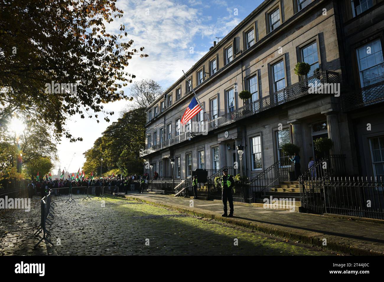 Édimbourg Écosse, Royaume-Uni 28 octobre 2023. Des centaines de manifestants pro-palestiniens se rassemblent à The Mound pour un rassemblement, puis défilent le long de Princes Street jusqu'au consulat général des États-Unis. crédit sst/alamy live news Banque D'Images