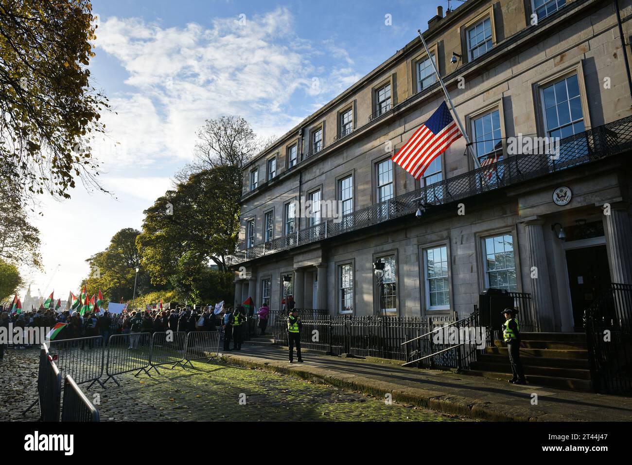 Édimbourg Écosse, Royaume-Uni 28 octobre 2023. Des centaines de manifestants pro-palestiniens se rassemblent à The Mound pour un rassemblement, puis défilent le long de Princes Street jusqu'au consulat général des États-Unis. crédit sst/alamy live news Banque D'Images