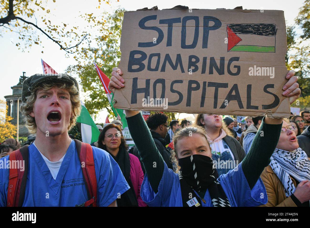 Édimbourg Écosse, Royaume-Uni 28 octobre 2023. Des centaines de manifestants pro-palestiniens se rassemblent à The Mound pour un rassemblement, puis défilent le long de Princes Street jusqu'au consulat général des États-Unis. crédit sst/alamy live news Banque D'Images