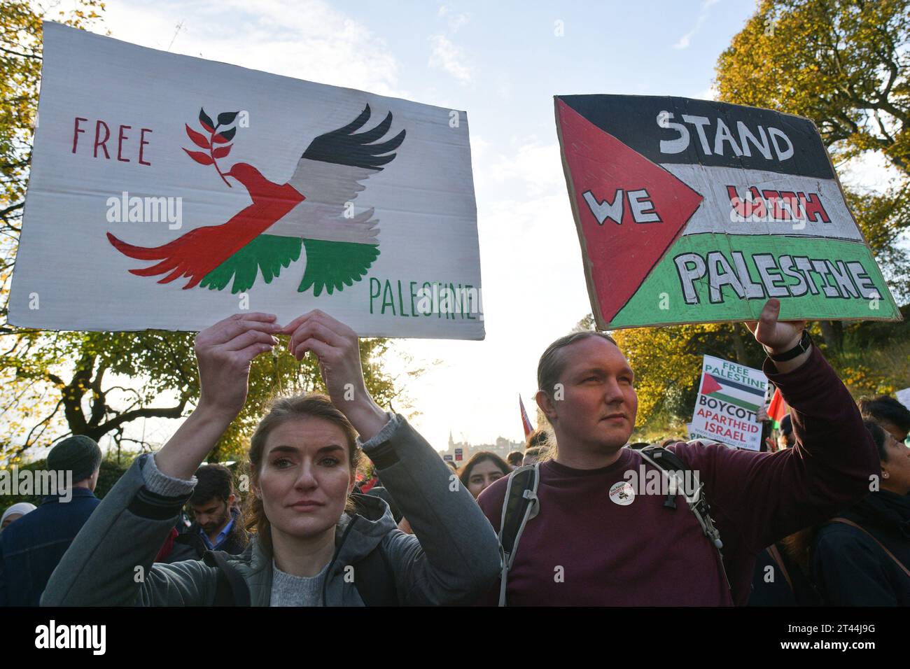 Édimbourg Écosse, Royaume-Uni 28 octobre 2023. Des centaines de manifestants pro-palestiniens se rassemblent à The Mound pour un rassemblement, puis défilent le long de Princes Street jusqu'au consulat général des États-Unis. crédit sst/alamy live news Banque D'Images