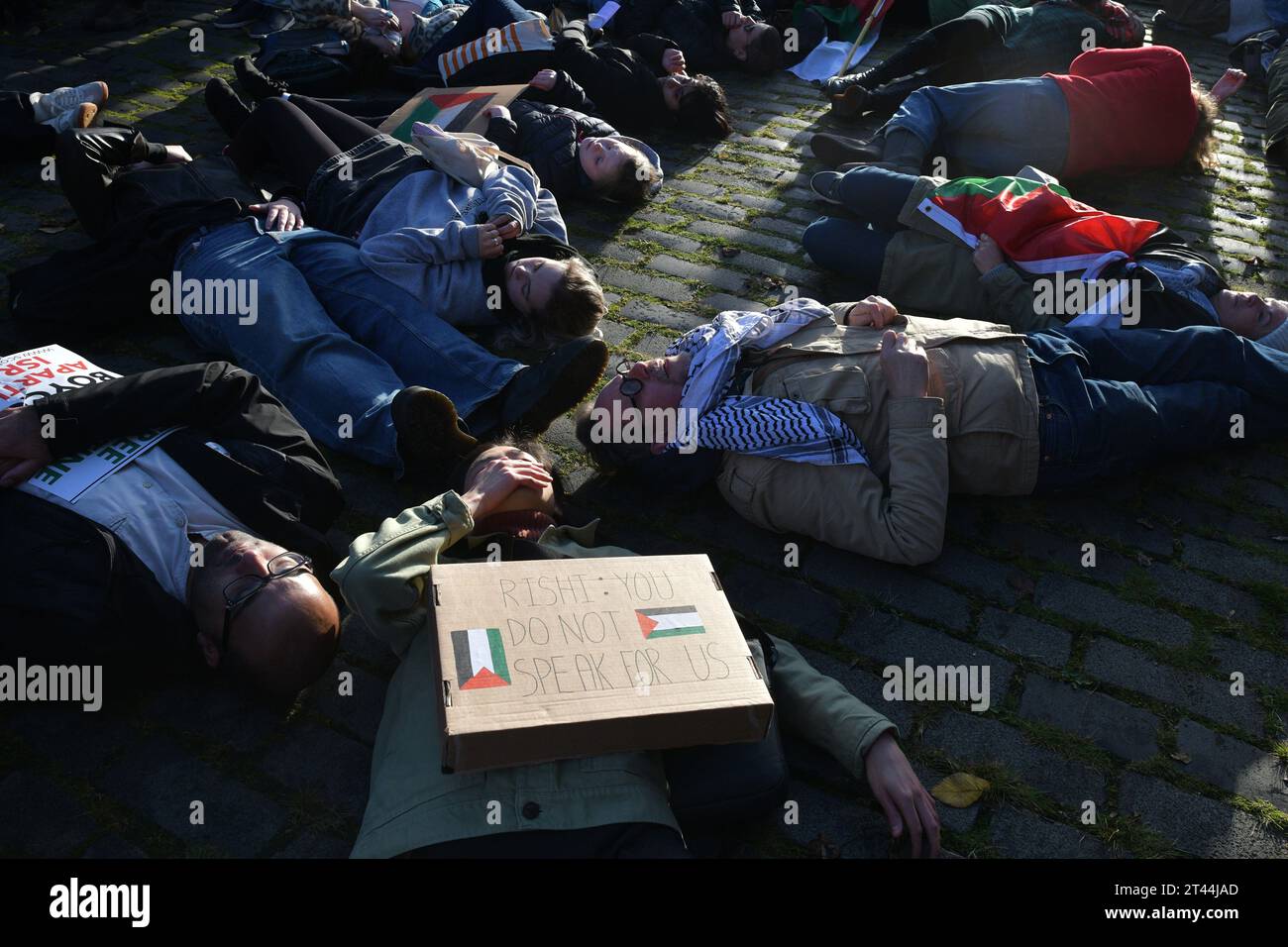 Édimbourg Écosse, Royaume-Uni 28 octobre 2023. Des centaines de manifestants pro-palestiniens se rassemblent à The Mound pour un rassemblement, puis défilent le long de Princes Street jusqu'au consulat général des États-Unis. crédit sst/alamy live news Banque D'Images