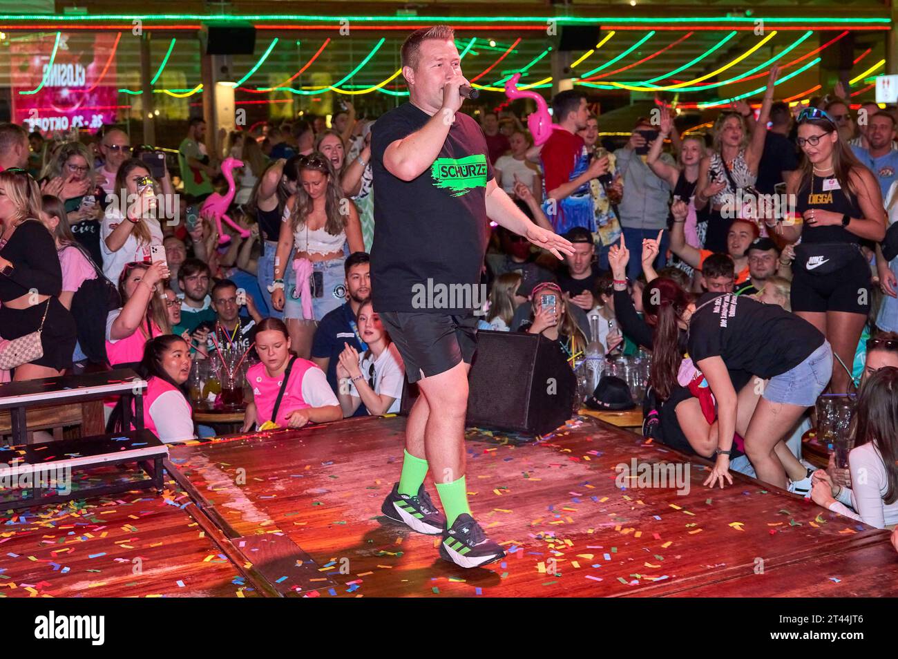 Schürze live beim Mallorca saison-fermeture 2023 im Bierkönig in der Schinkenstrasse. S Arenal, 27.10.2023 *** Apron live à la saison de Majorque clôture 2023 dans le Bierkönig dans la rue du jambon S Arenal, 27 10 2023 Foto:Xu.xStammx/xFuturexImagex mallorca 3071 crédit : Imago/Alamy Live News Banque D'Images