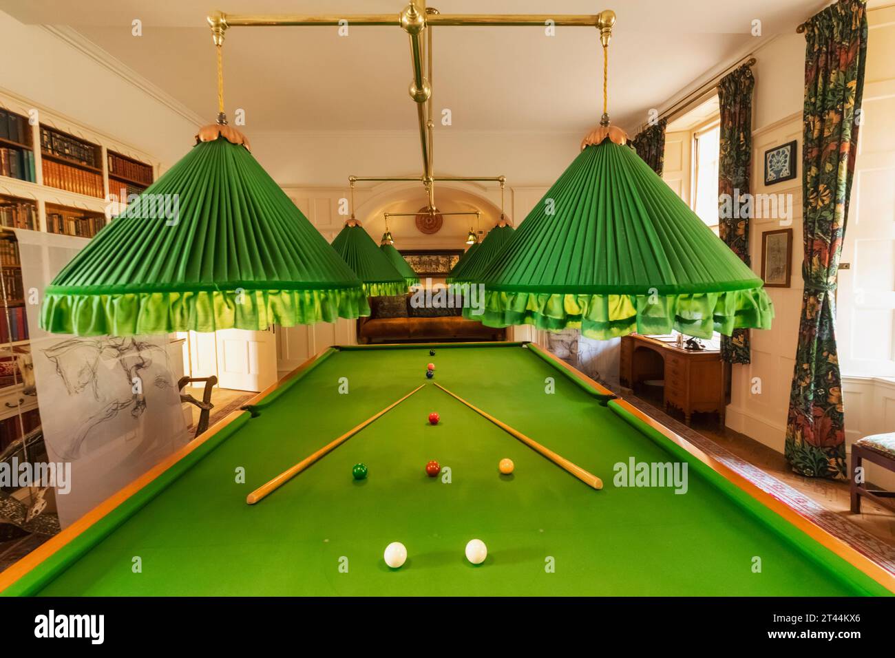Angleterre, West Sussex, East Grinstead, Standen House and Garden, The Billiard Room, Vintage Billiard Table Banque D'Images
