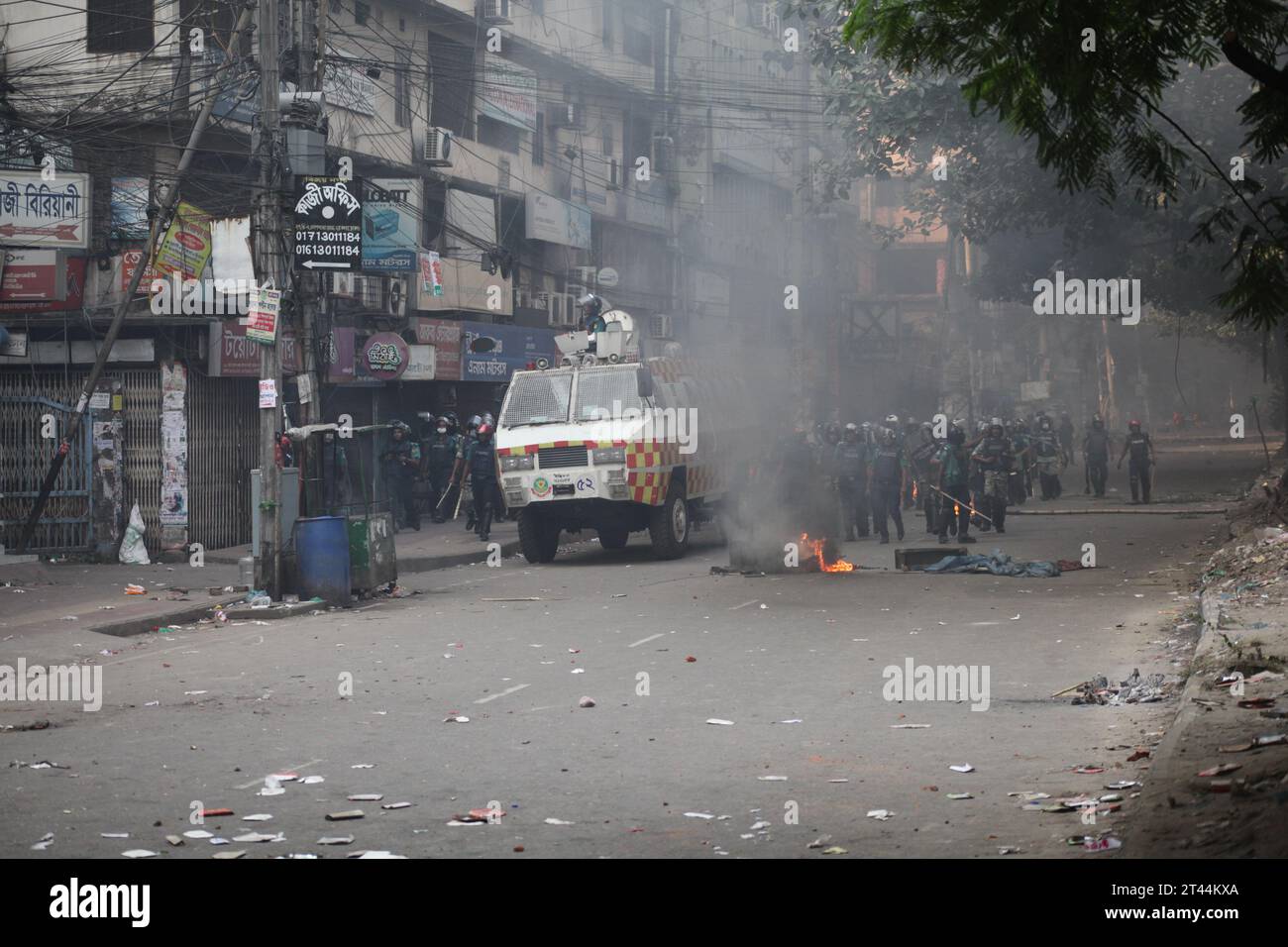 Dhaka Bangladesh 28 octobre 2023,30 des blessés ont été admis à l'hôpital du Collège médical de Dhaka lors d'affrontements entre la police et le parti au pouvoir Awa Banque D'Images