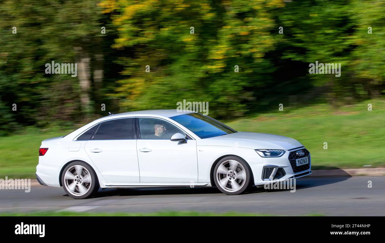 Milton Keynes, UK - Oct 28th 2023 : 2021 moteur diesel blanc Audi A4 s ligne 35 TDI voiture conduisant sur une route anglaise Banque D'Images