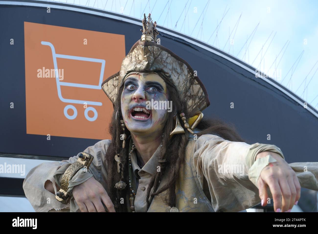 Newquay, Cornwall, Royaume-Uni. 28 octobre 2023. Le zombie crawl annuel pour halloween a eu lieu au centre-ville de Newquay aujourd'hui, à partir de Sainsburies, avec les artistes et le public enfilant leurs meilleurs costumes et se maquillant pour la journée. Crédit Simon Maycock / Alamy Live News. Banque D'Images