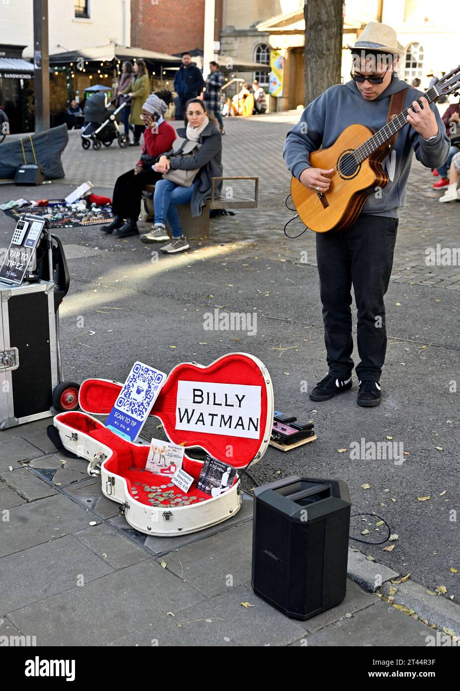 Le guitariste busking, Billy Watman, est dehors dans la rue à Oxford, Royaume-Uni Banque D'Images