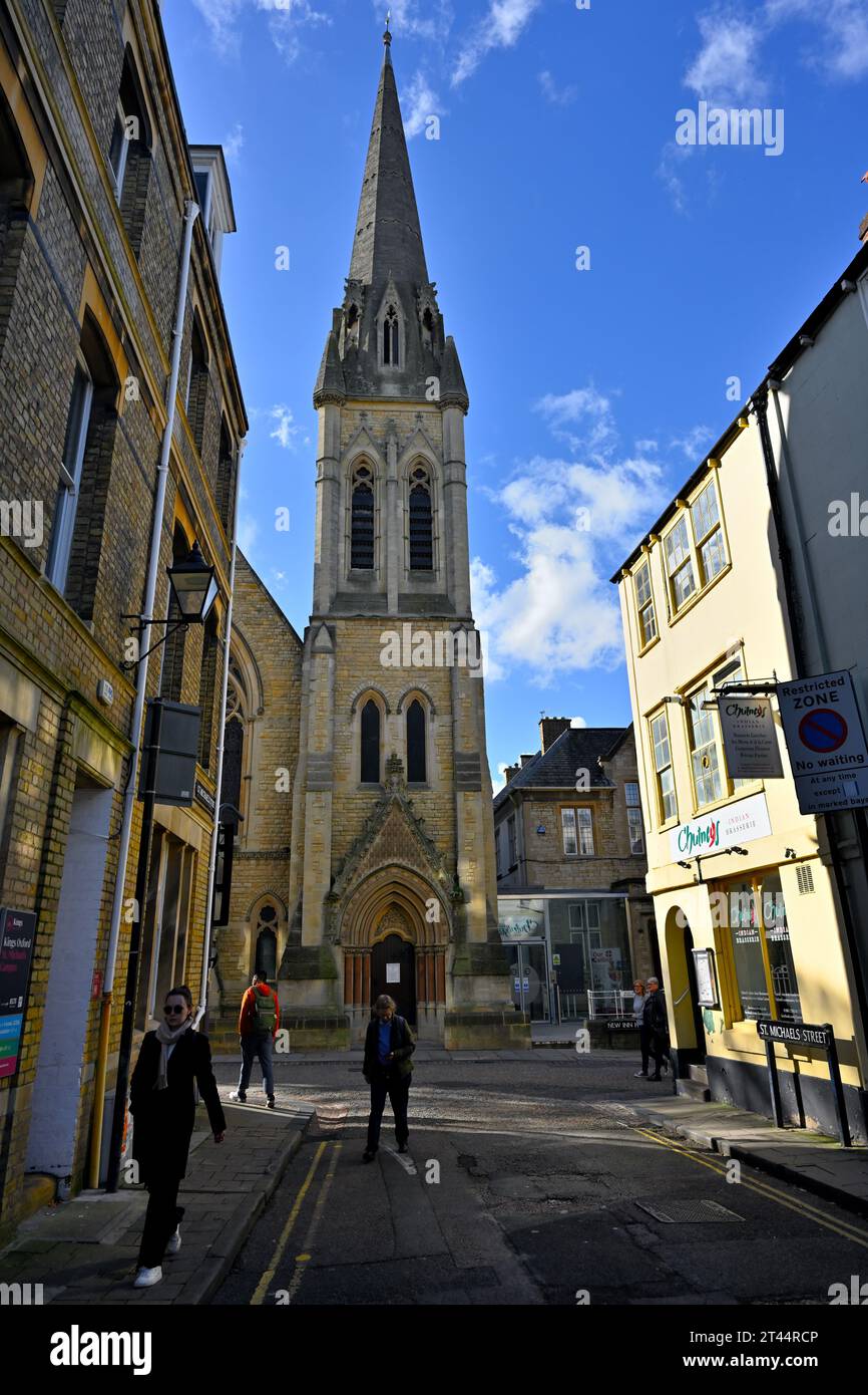 En descendant la rue St Michael's jusqu'à la flèche de Wesley Memorial Methodist Church centre d'Oxford, Royaume-Uni Banque D'Images