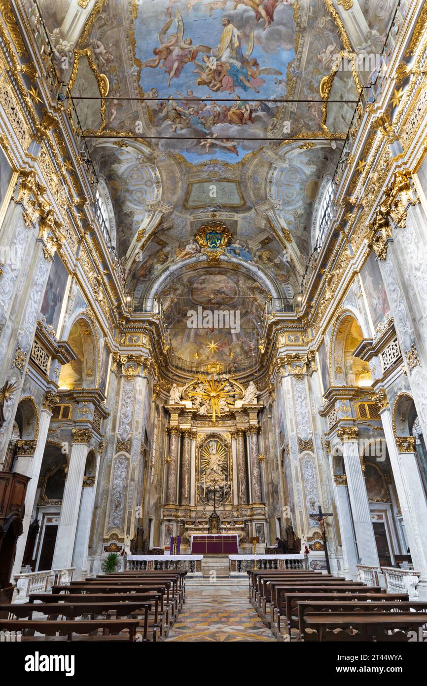 GENOVA, ITALIE - 8 MARS 2023 : la nef de l'église baroque Chiesa di san Filippo Neri. Banque D'Images