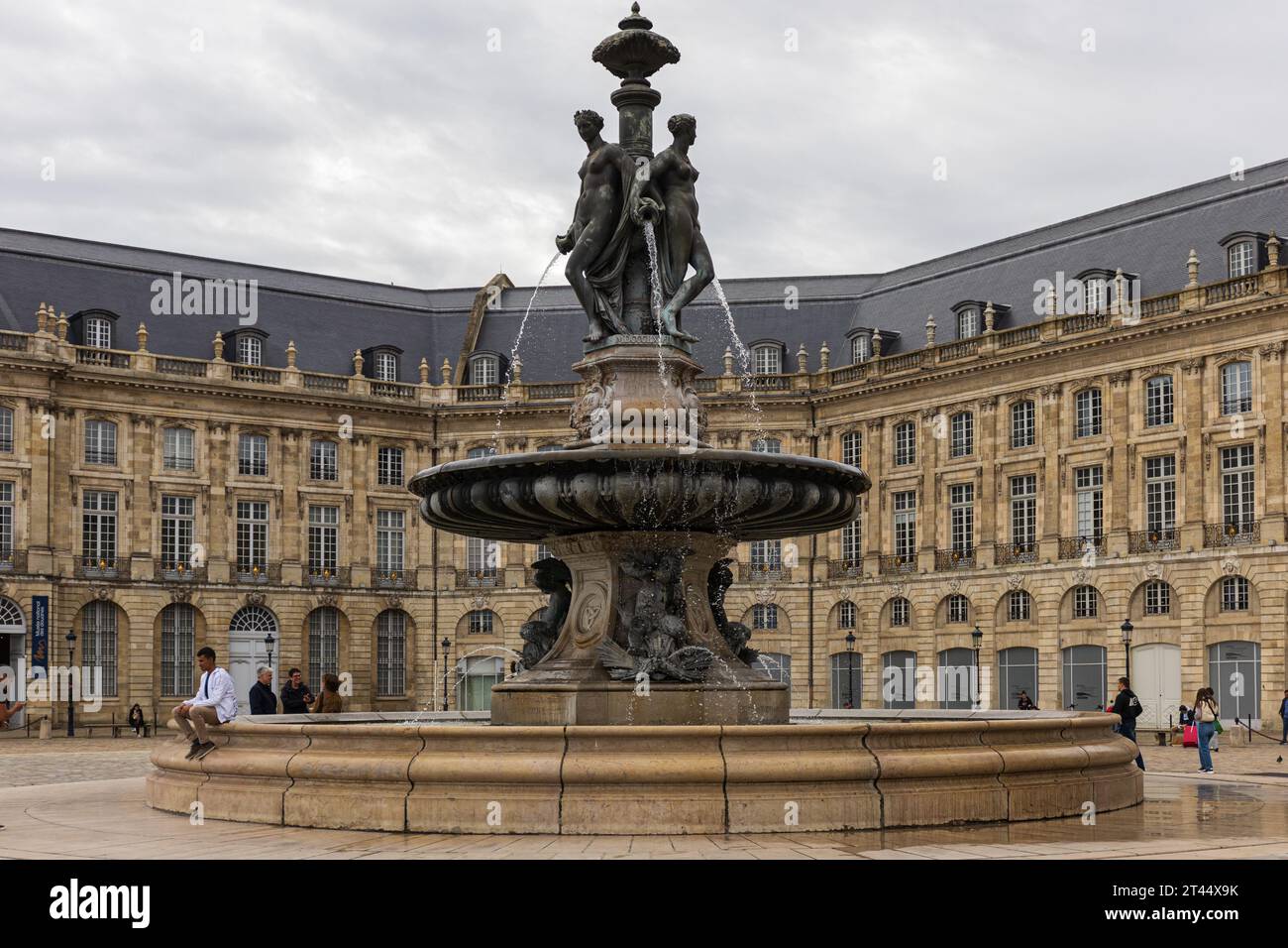 Fontaine des trois Grâces au centre de la place de la Bourse, Bordeaux, France Banque D'Images