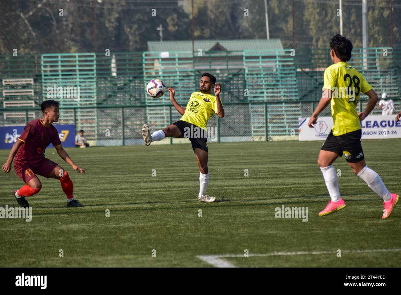 Srinagar, Inde. 28 octobre 2023. Mohammad Inam (C) du Real Kashmir FC est vu en action lors du match de I-League entre le Real Kashmir FC et le Rajasthan United FC au TRC Ground à Srinagar. Score final : Real Kashmir FC 2-0 Rajasthan United FC. (Photo Saqib Majeed/SOPA Images/Sipa USA) crédit : SIPA US/Alamy Live News Banque D'Images