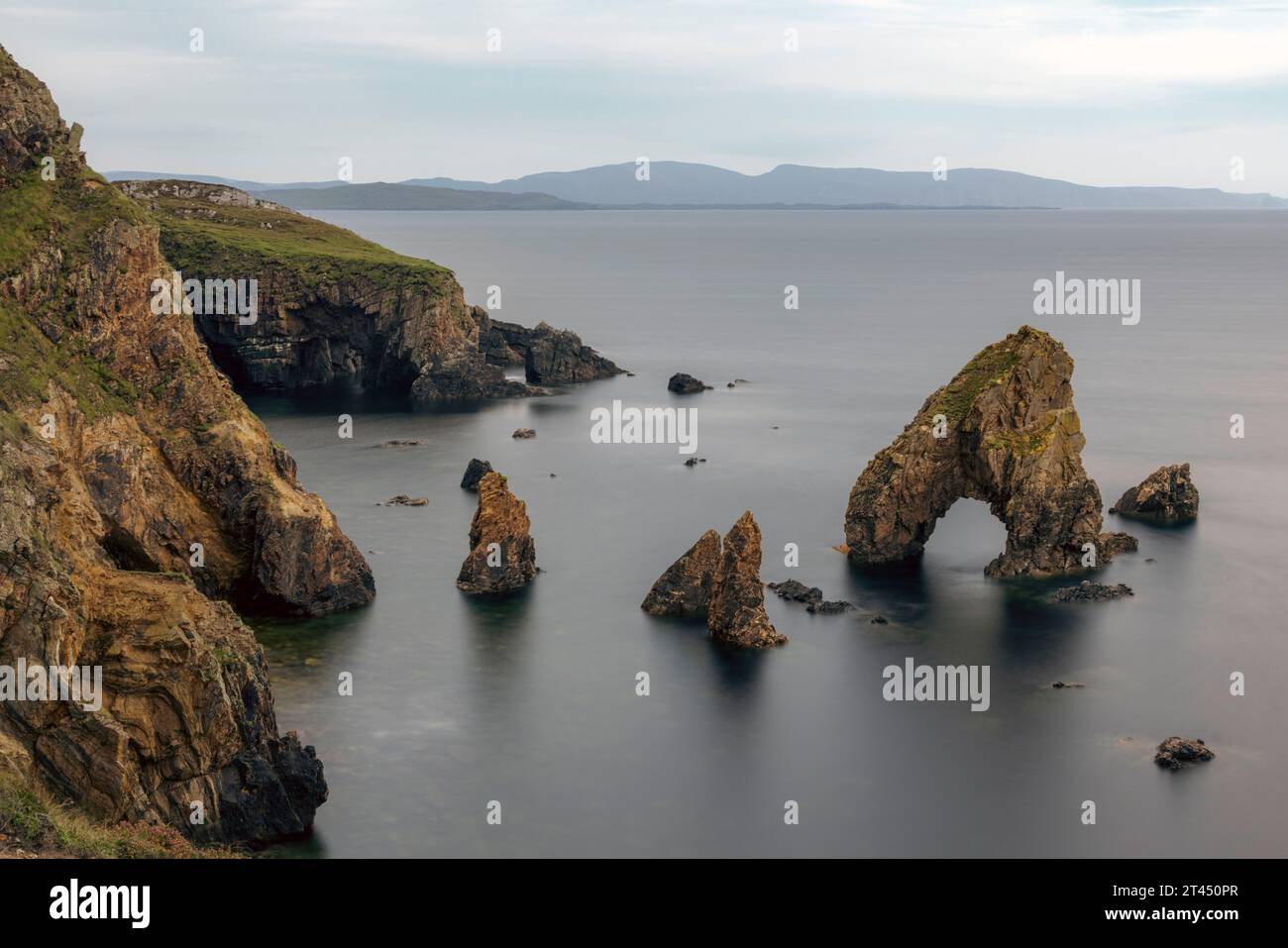 Crohy Head Sea Arch est une arche de mer située sur la côte de la péninsule de Mullaghmullan à Donegal, en Irlande. Banque D'Images
