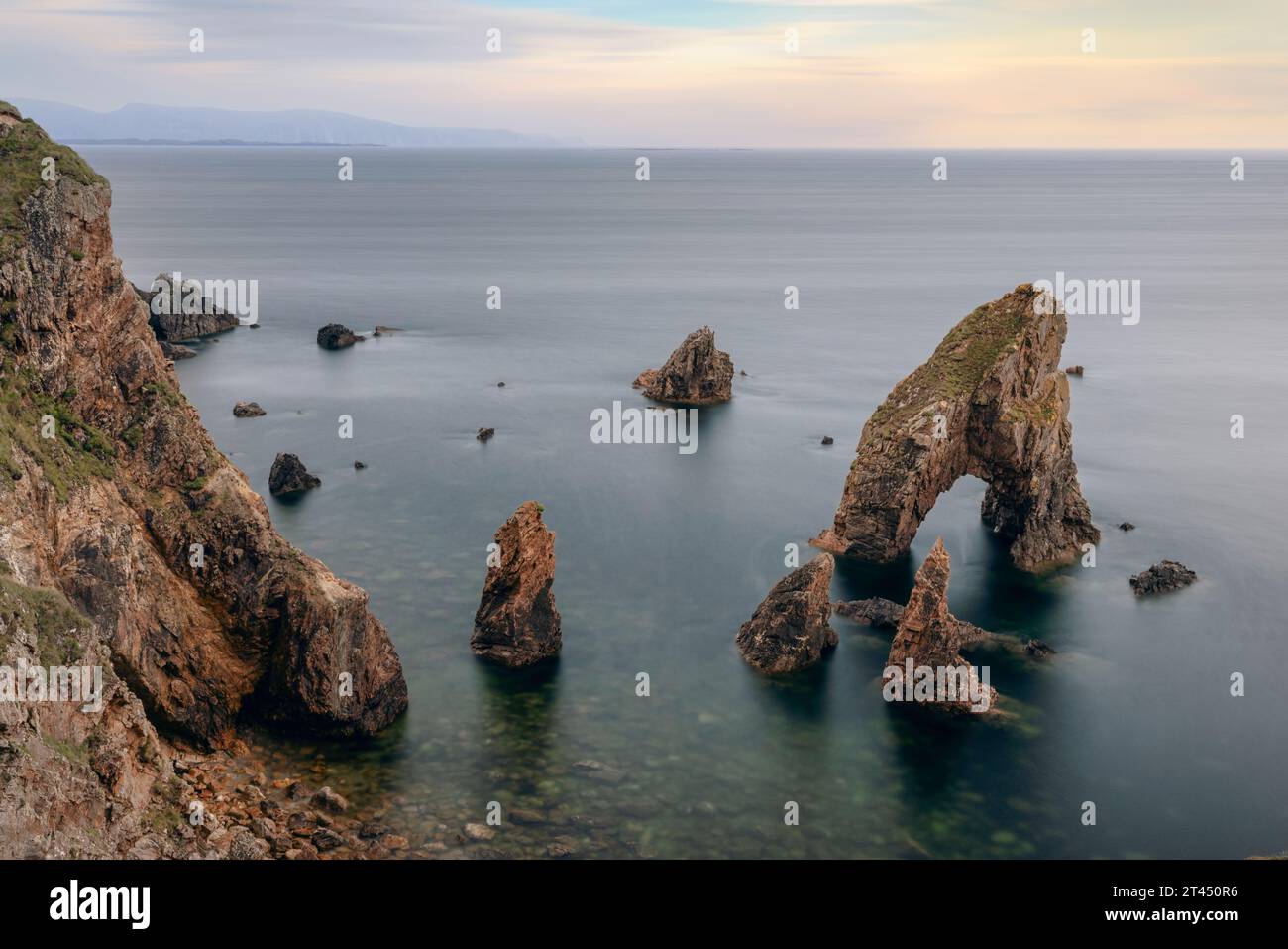 Crohy Head Sea Arch est une arche de mer située sur la côte de la péninsule de Mullaghmullan à Donegal, en Irlande. Banque D'Images