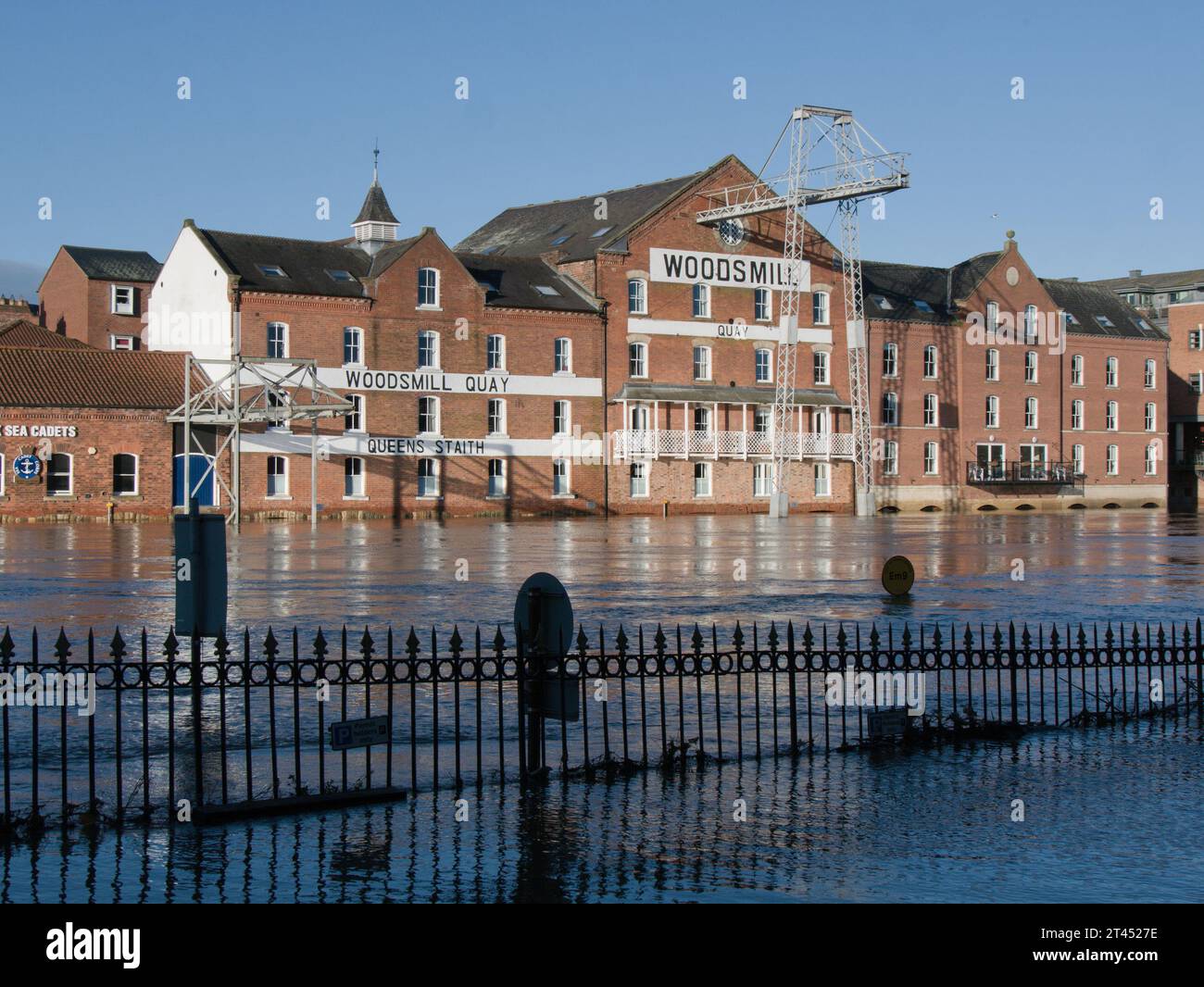 Inondation sur Woodsmill Quay sur Queens Staith à York. Banque D'Images