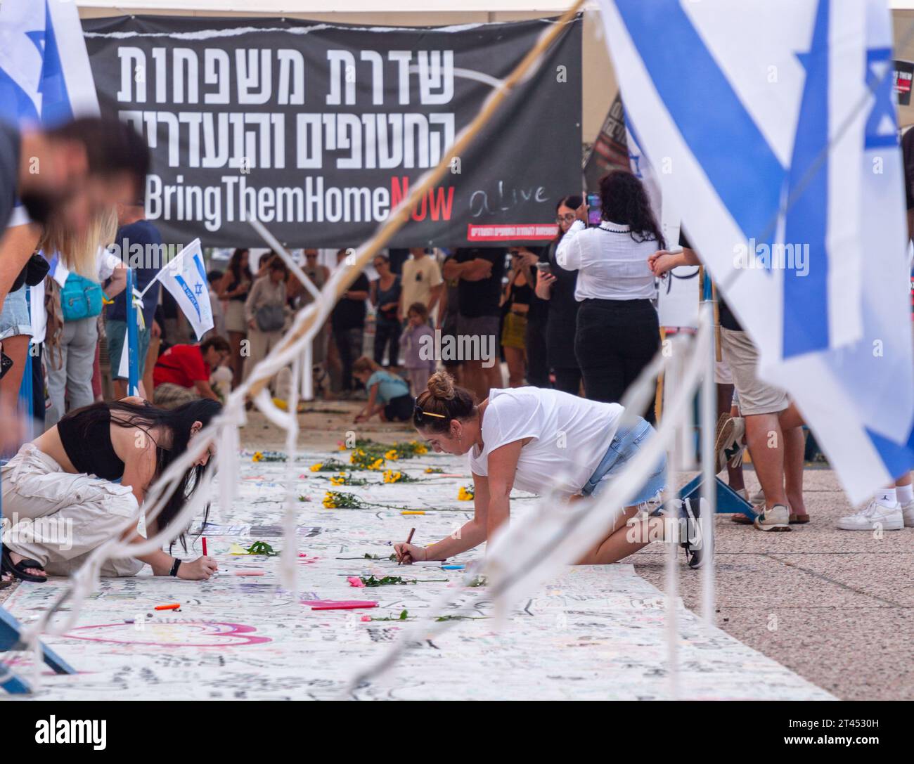 Tel Aviv, Israël - 28 octobre 2023 - des civils israéliens se sont rassemblés en solidarité brandissant des banderoles pour le peuple israélien disparu et kidnappé, Shaul HaMelec Banque D'Images