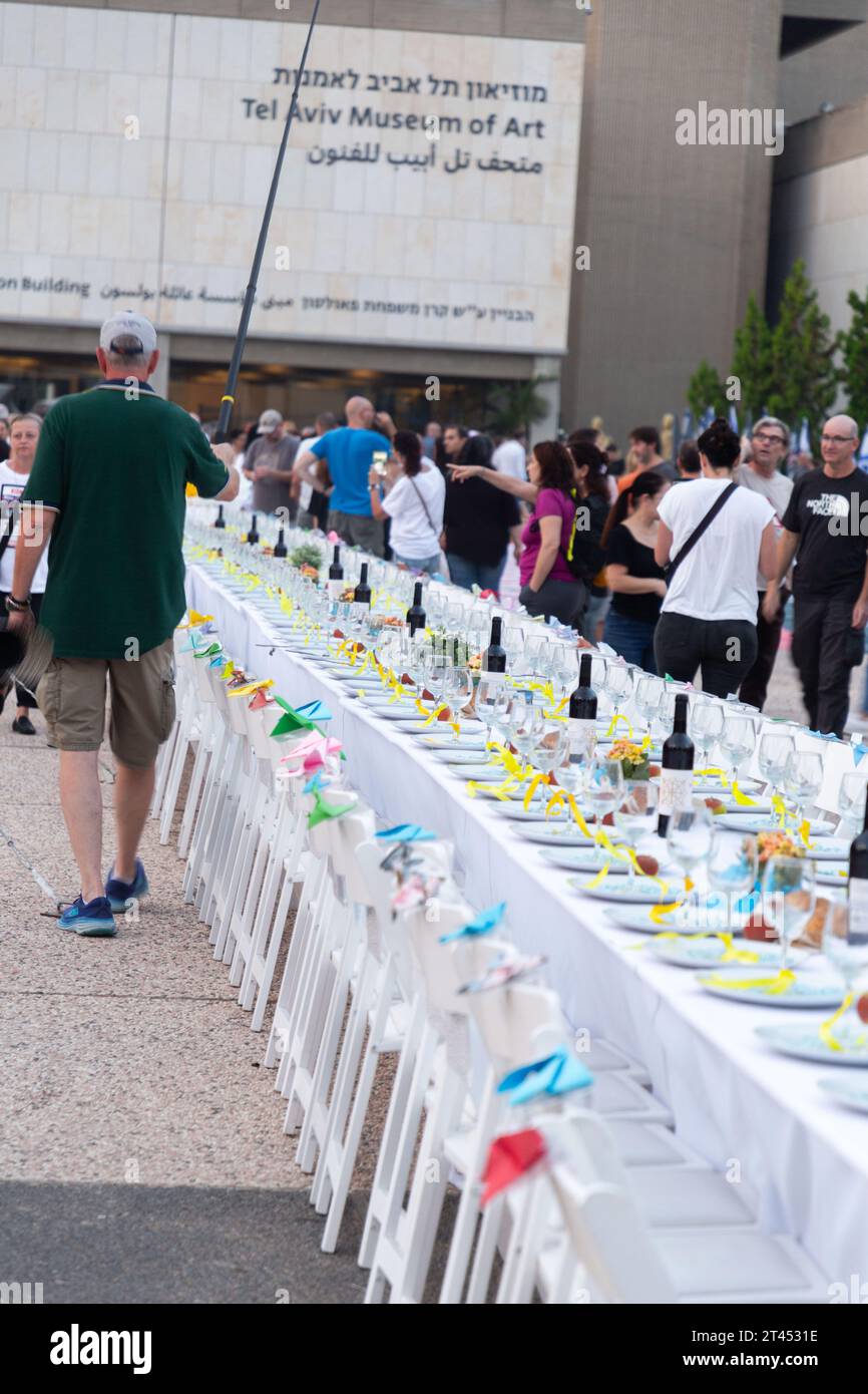 Tel Aviv, Israël - 28 octobre 2023 - des civils israéliens se sont rassemblés en solidarité brandissant des banderoles pour le peuple israélien disparu et kidnappé, Shaul HaMelec Banque D'Images