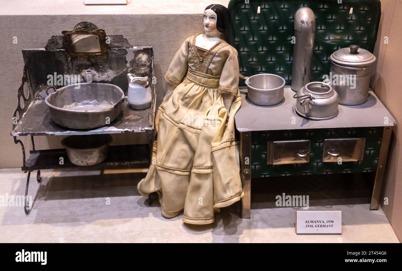 Ensemble de jouets allemand des années 1930 - cuisine, femme au foyer, poupée femme dans la cuisine Banque D'Images