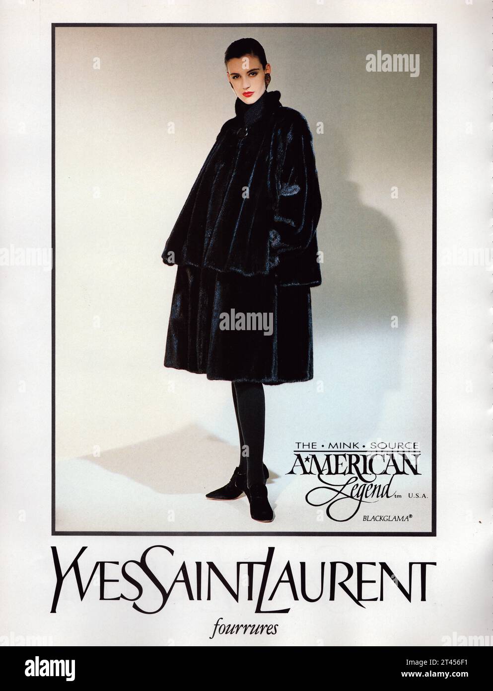 Publicité papier vintage Yves Saint Laurent, manteau de fourrure d'Yves Saint Laurent, fourrues Vision Saga de ScandinavieThe vison source American Legend Banque D'Images