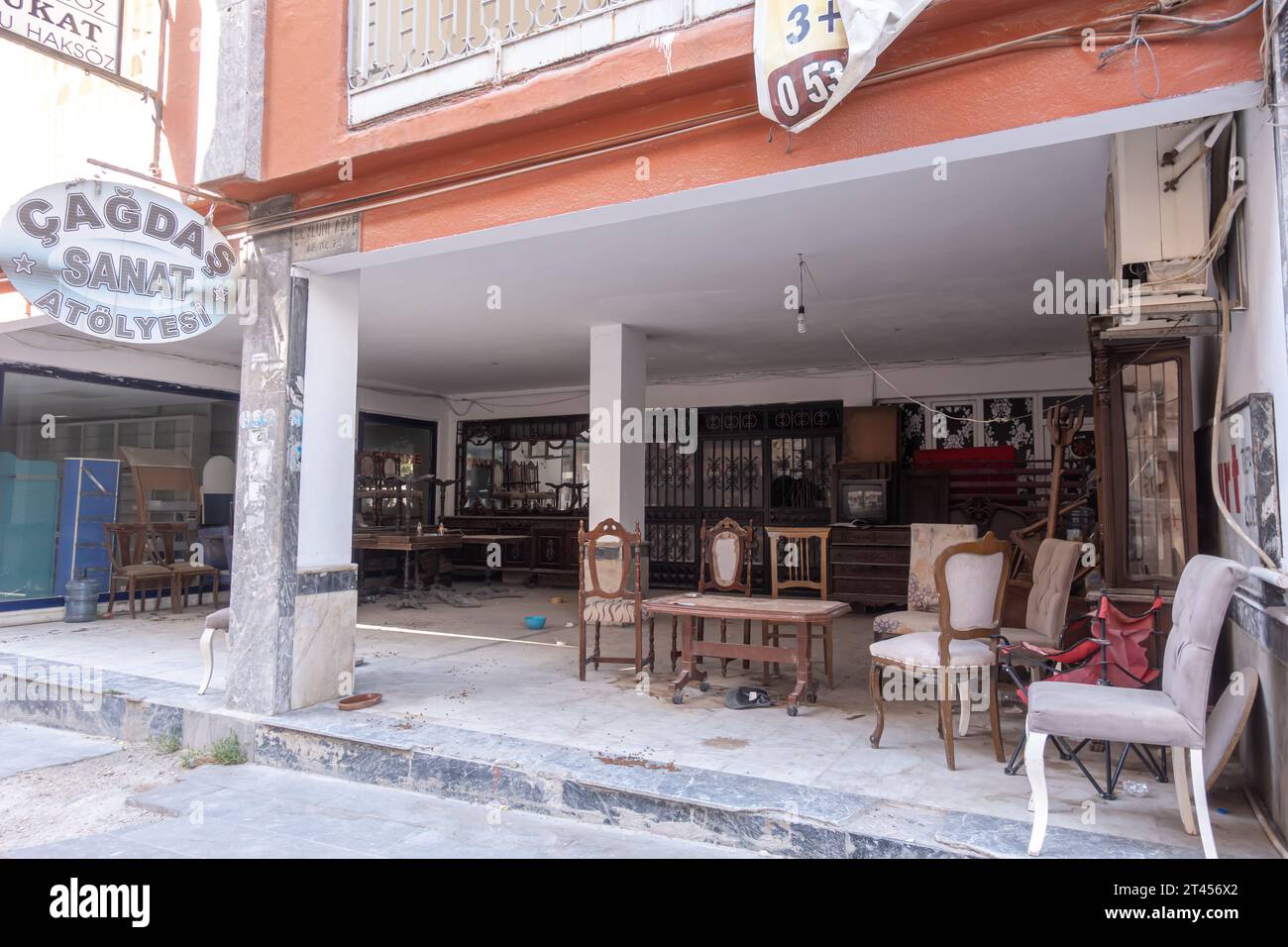 Intérieur du salon d'art design dans un bâtiment sur la maison endommagée par le tremblement de terre 2023 à Antakya Turquie Banque D'Images