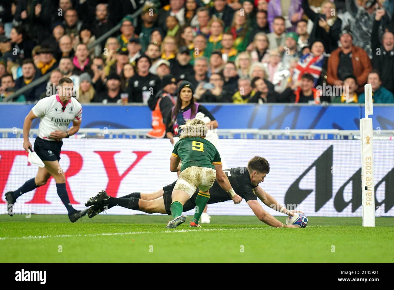 Beauden Barrett de Nouvelle-Zélande plonge pour marquer un essai lors
