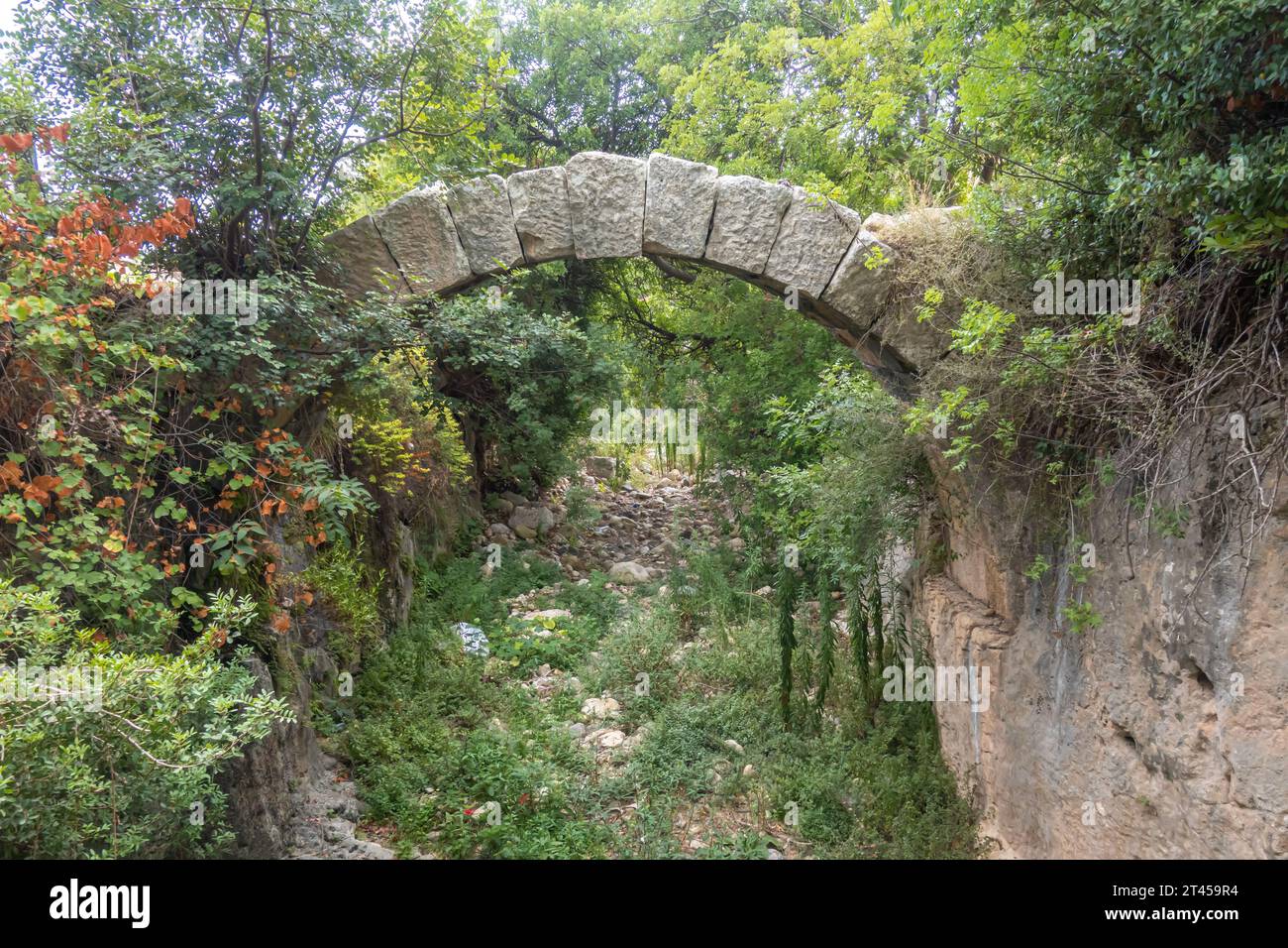 Tunnel Vespasianus Titus, un ancien tunnel d'eau construit pour la ville de Seleucia Pieria, Antioche, dans les 1e et 2e cc après JC Banque D'Images Tunnel Vespasianus Titus, un ancien tunnel d'eau construit pour la ville de Seleucia Pieria, Antioche, dans les 1e et 2e cc après JC Banque D'Images