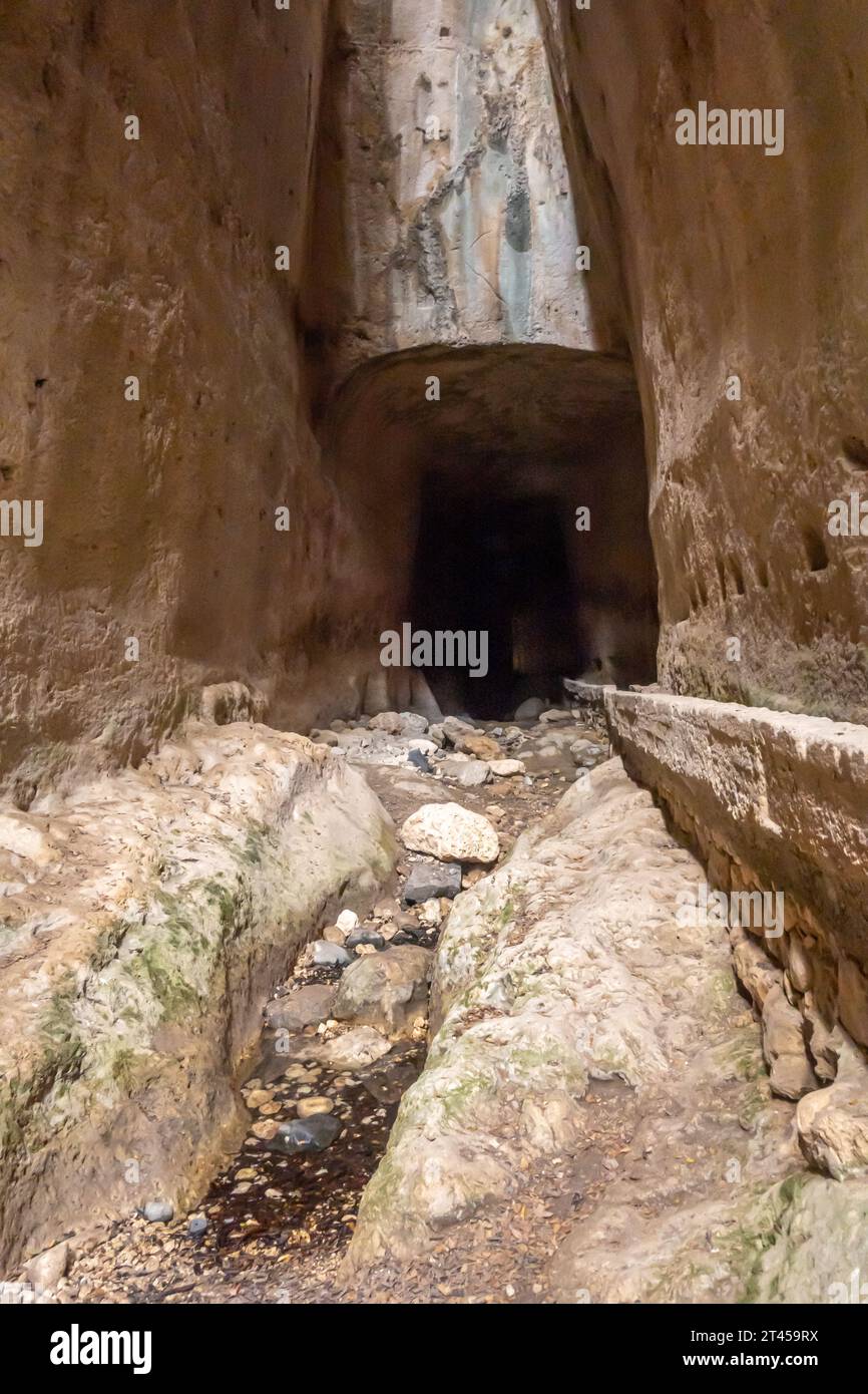 Tunnel Vespasianus Titus, un ancien tunnel d'eau construit pour la ville de Seleucia Pieria, Antioche, dans les 1e et 2e cc après JC Banque D'Images Tunnel Vespasianus Titus, un ancien tunnel d'eau construit pour la ville de Seleucia Pieria, Antioche, dans les 1e et 2e cc après JC Banque D'Images