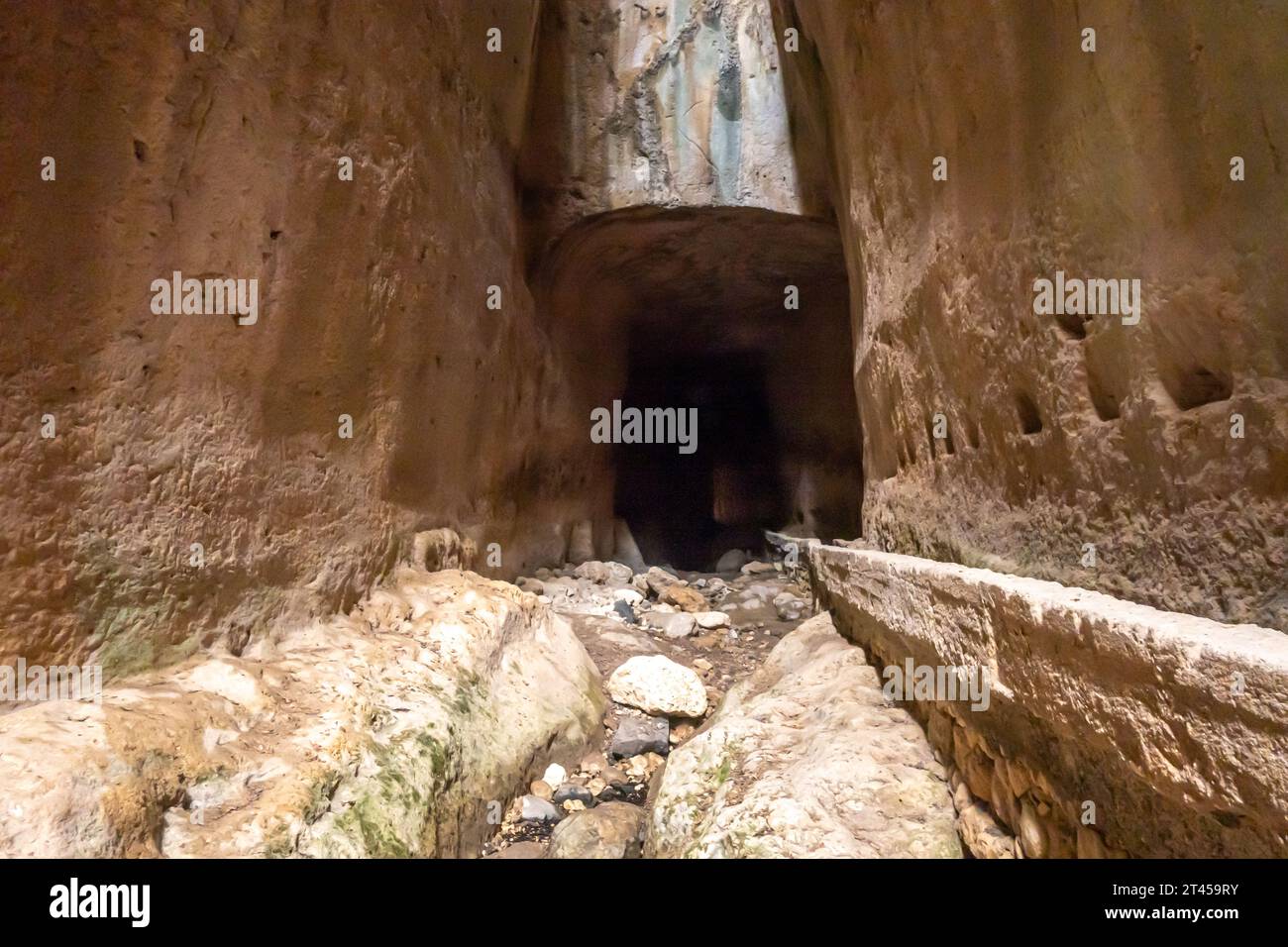 Tunnel Vespasianus Titus, un ancien tunnel d'eau construit pour la ville de Seleucia Pieria, Antioche, dans les 1e et 2e cc après JC Banque D'Images Tunnel Vespasianus Titus, un ancien tunnel d'eau construit pour la ville de Seleucia Pieria, Antioche, dans les 1e et 2e cc après JC Banque D'Images
