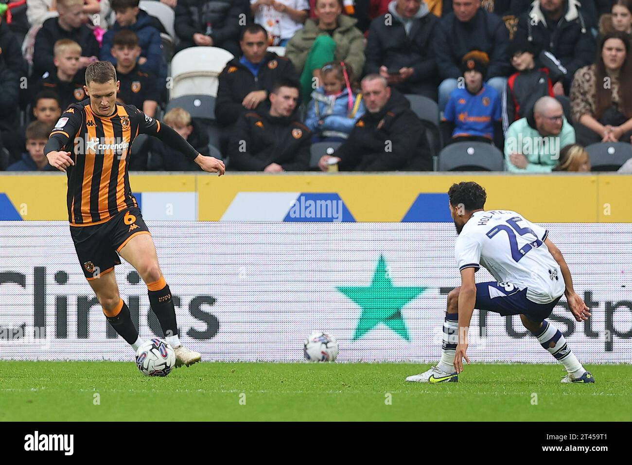 Sean McLoughlin de Hull City cherche à dépasser Duane Holmes de Preston North End pendant le match du championnat Sky Bet Hull City vs Preston North End au MKM Stadium, Hull, Royaume-Uni, le 28 octobre 2023 (photo de Ryan Crockett/News Images) Banque D'Images