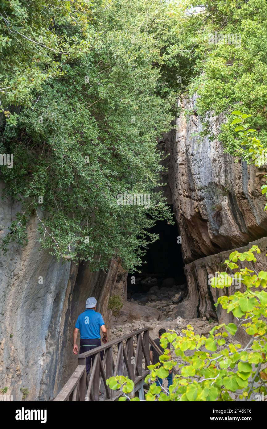 Tunnel Vespasianus Titus, un ancien tunnel d'eau construit pour la ville de Seleucia Pieria, Antioche, dans les 1e et 2e cc après JC Banque D'Images Tunnel Vespasianus Titus, un ancien tunnel d'eau construit pour la ville de Seleucia Pieria, Antioche, dans les 1e et 2e cc après JC Banque D'Images