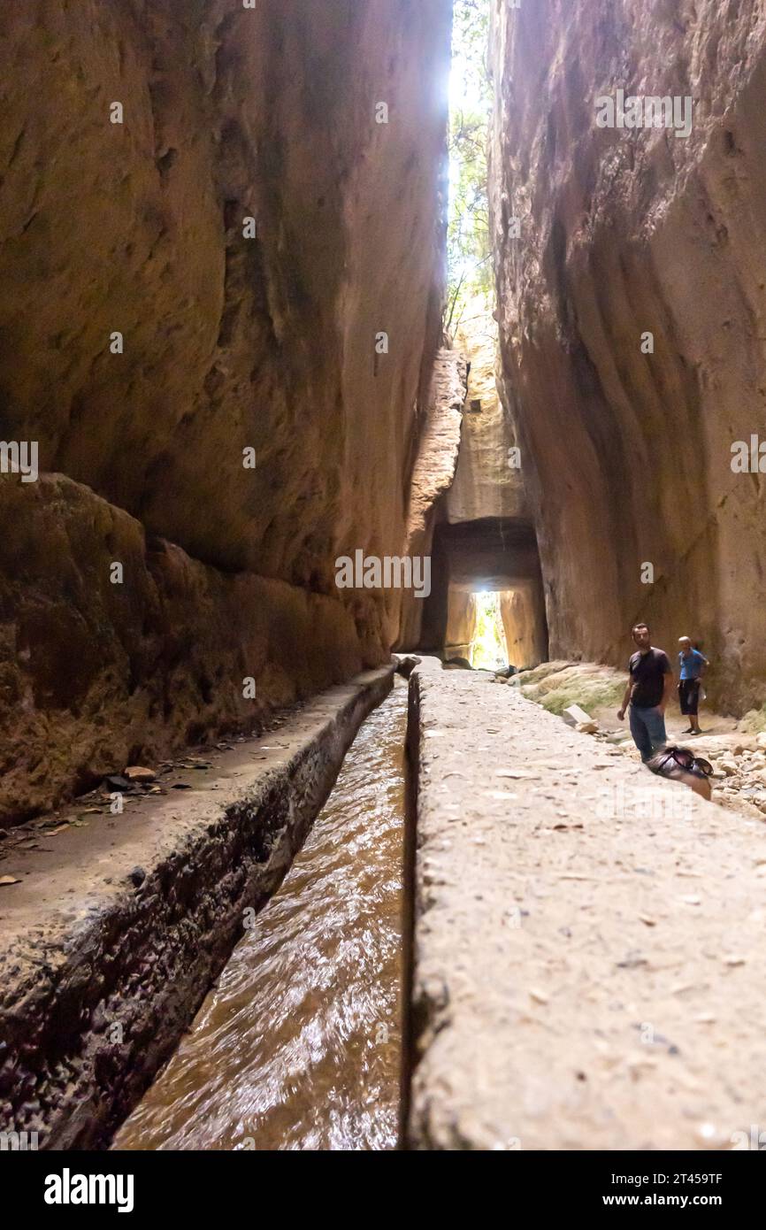 Tunnel Vespasianus Titus, un ancien tunnel d'eau construit pour la ville de Seleucia Pieria, Antioche, dans les 1e et 2e cc après JC Banque D'Images Tunnel Vespasianus Titus, un ancien tunnel d'eau construit pour la ville de Seleucia Pieria, Antioche, dans les 1e et 2e cc après JC Banque D'Images