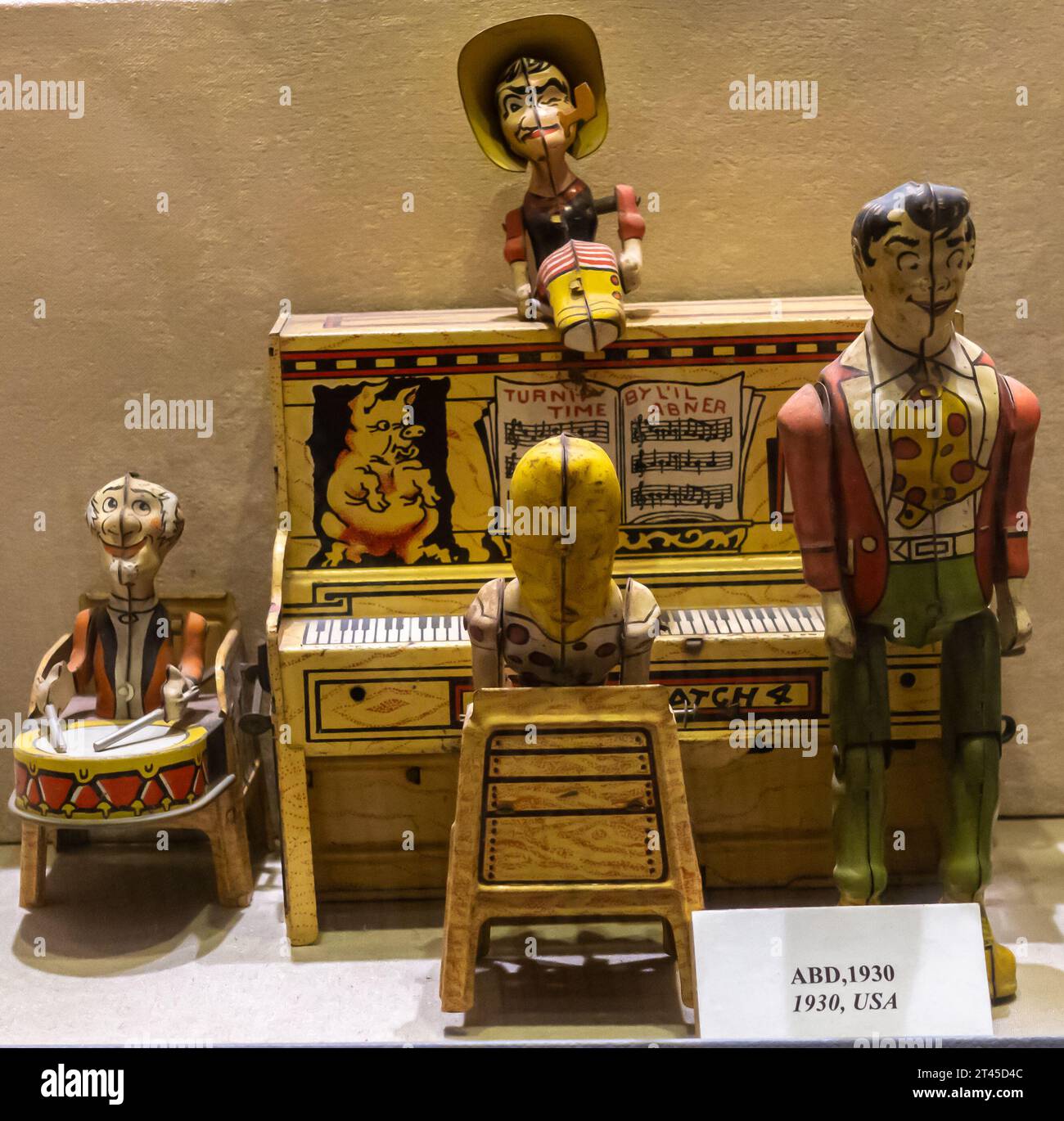Ensemble de jouets musiciens américains des années 1930. Joueur de piano, jouets en bois des États-Unis Banque D'Images