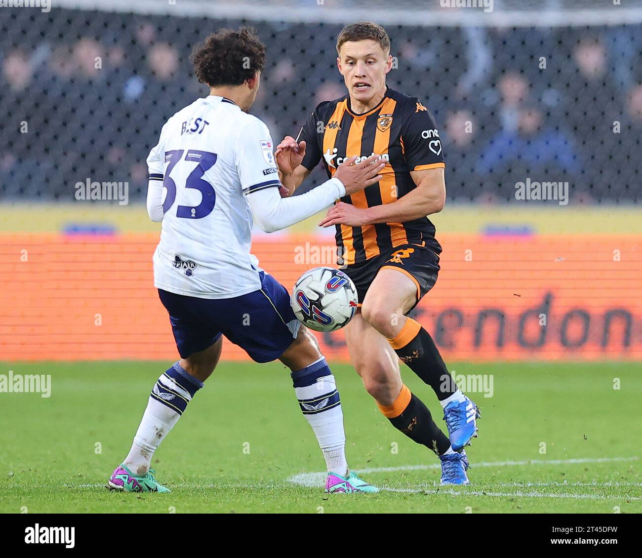 Greg Docherty de Hull City dépasse Kian Best de Preston North End lors du match du championnat Sky Bet Hull City vs Preston North End au MKM Stadium, Hull, Royaume-Uni, le 28 octobre 2023 (photo de Ryan Crockett/News Images) Banque D'Images