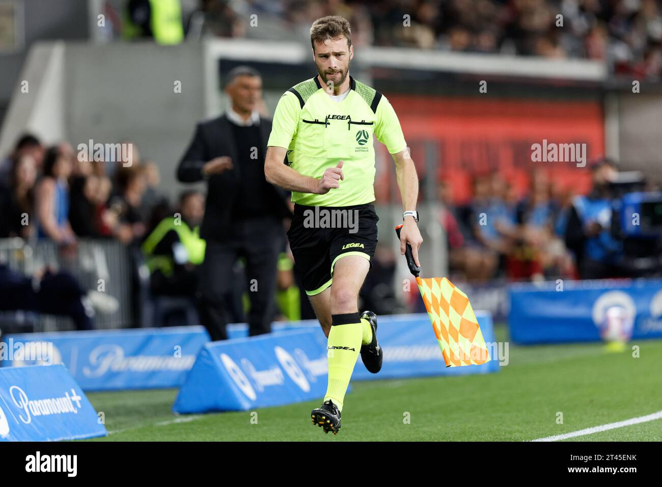 Sydney, Australie. 28 octobre 2023. Arbitre assistant, Greg Taylor en action lors de la A-League Men Rd2 entre les Wanderers et Western United au CommBank Stadium le 28 octobre 2023 à Sydney, Australie crédit : IOIO IMAGES/Alamy Live News Banque D'Images