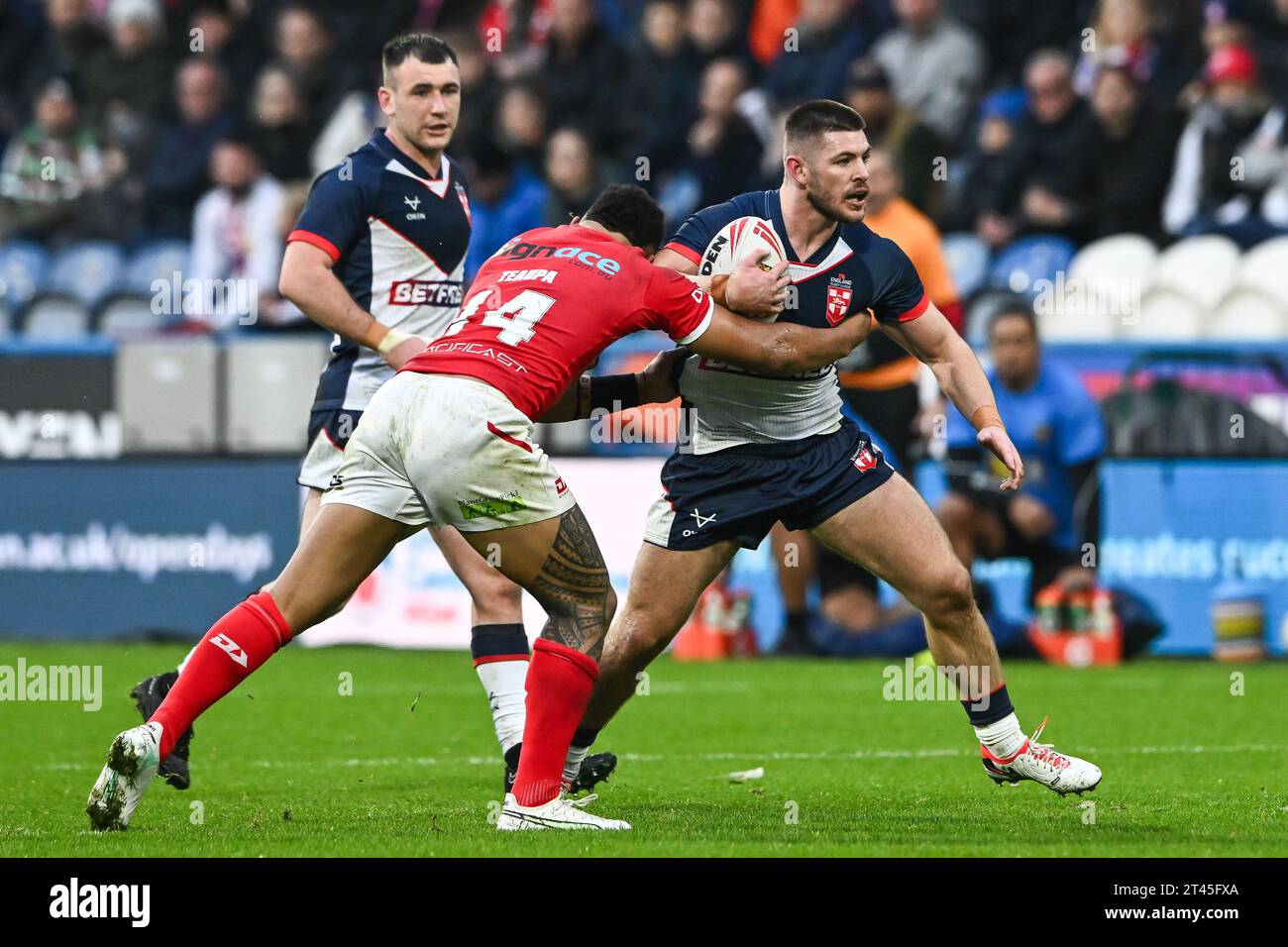 Danny Walker d'Angleterre est attaqué par Dion Teaupa de Tonga lors du match international de Rugby League Angleterre vs Tonga au John Smith's Stadium, Huddersfield, Royaume-Uni, le 28 octobre 2023 (photo de Craig Thomas/News Images) Banque D'Images