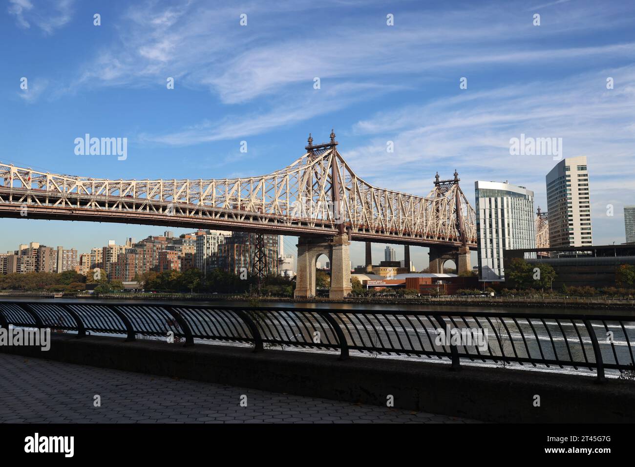 Le pont de la 59th Street est vu depuis le Pig Park par une belle journée à New York, New York, vendredi 27 octobre 2023. (Photo : Gordon Donovan) Banque D'Images