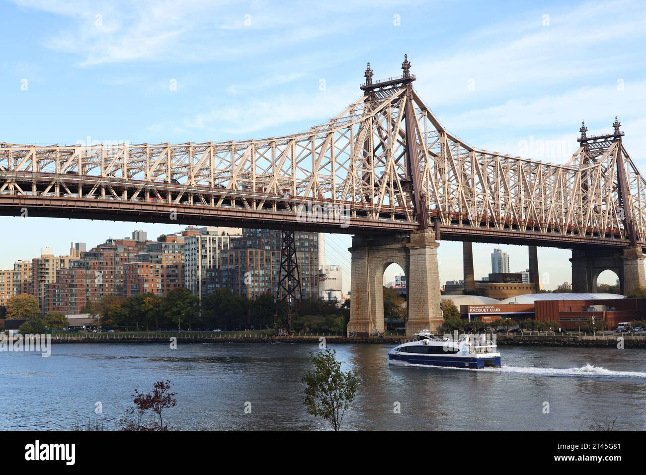 Le pont de la 59th Street est vu depuis le Pig Park par une belle journée à New York, New York, vendredi 27 octobre 2023. (Photo : Gordon Donovan) Banque D'Images