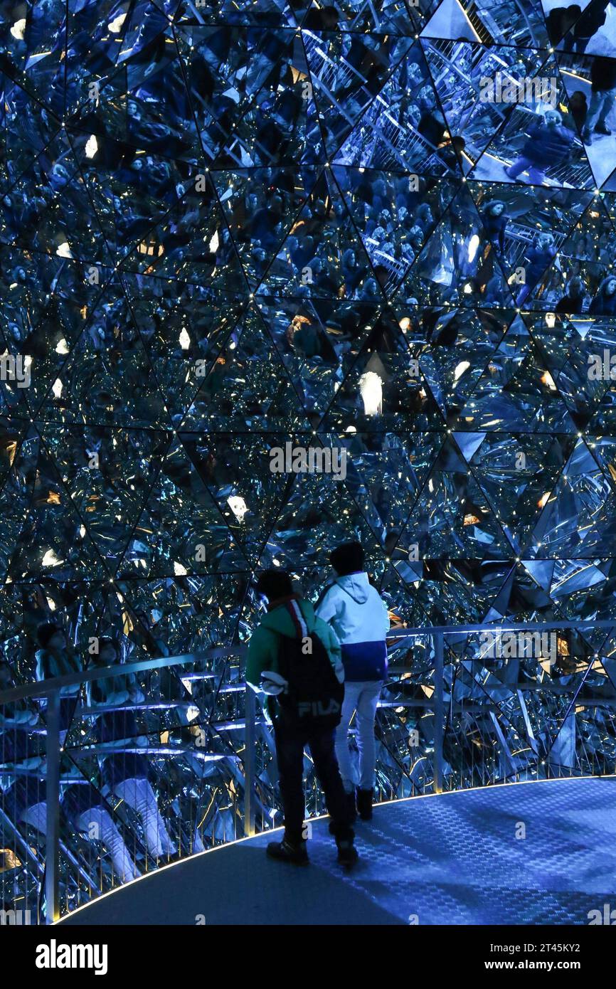 28.10.2023, Wattens, AUT, Unterwegs in Tyrol, Themenbild, Verchiedene Themenbilder, Symbolbild, im Bild Kristalldom, Swarovski Kristallwelten, Kristallwelt, Wattens, Tirol, Österreich, Oesterreich, *** 28 10 2023, Wattens, AUT, sur la route dans le Tyrol, image de thème, diverses images de thème, image de symbole, dans le dôme de cristal d'image, Swarovski Crystal Worlds, monde de cristal, Wattens, Tyrol, Autriche, Autriche, Banque D'Images