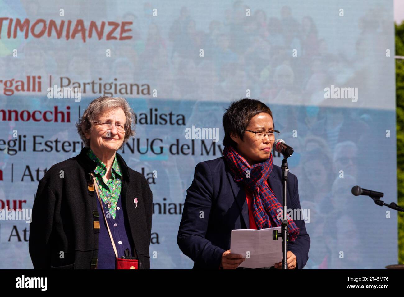 Gattatico, Reggio Emilia, Italie - 25 avril 2023 : Portrait de Teresa Vergalli et Zin Mar Aung, politicienne birmane, militante et ancienne politicienne Banque D'Images