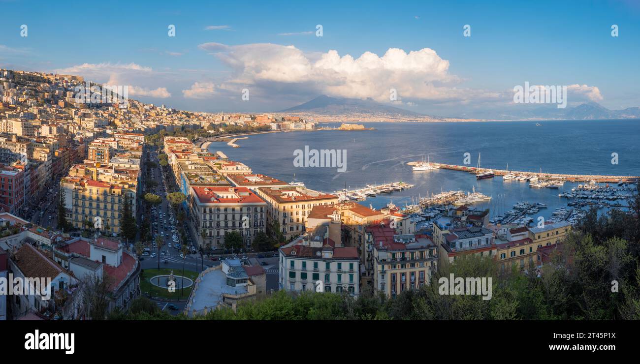 Le panorama de Naples dans la lumière du coucher du soleil. Banque D'Images
