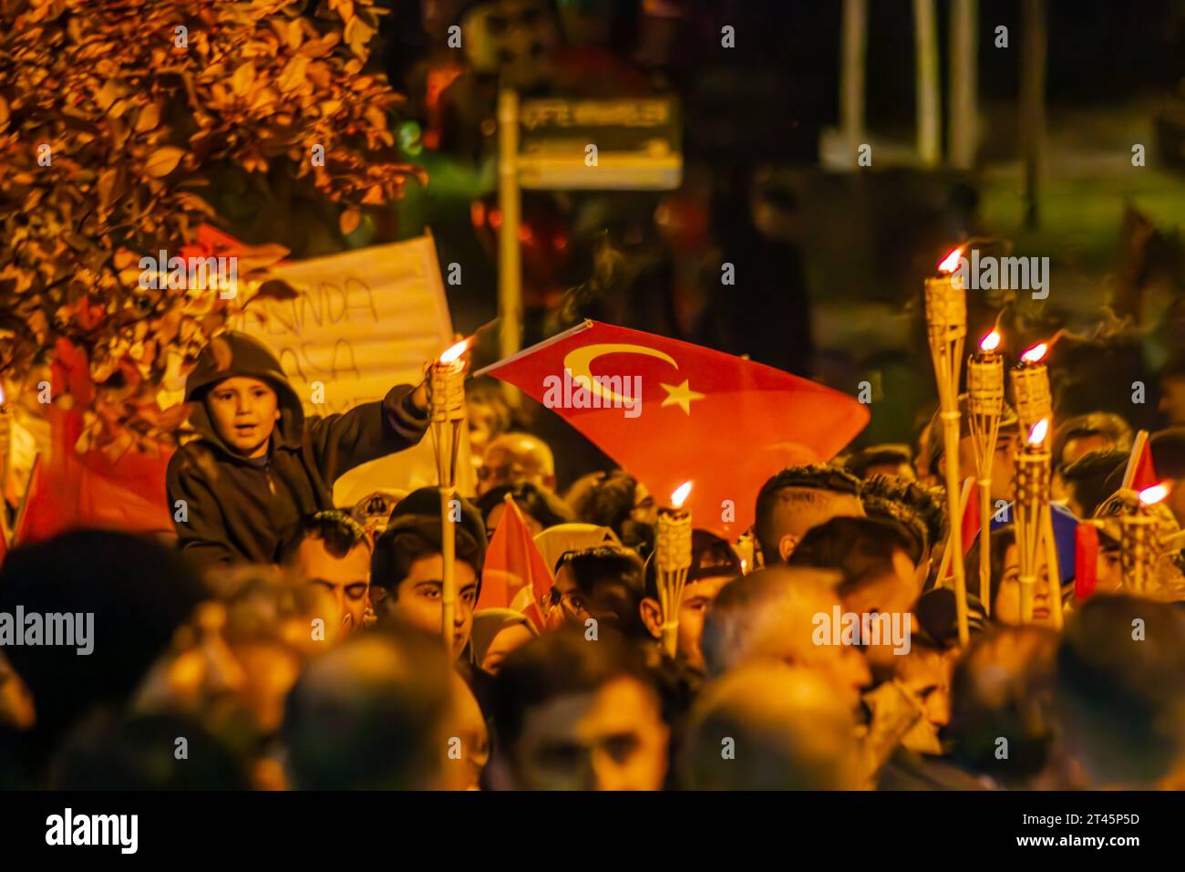 100e anniversaire de la République ou Cumhuriyetin 100. Yili , Marche avec drapeaux turcs. Procession aux flambeaux. Erzurum, Turquie - 28 octobre 2023 Banque D'Images