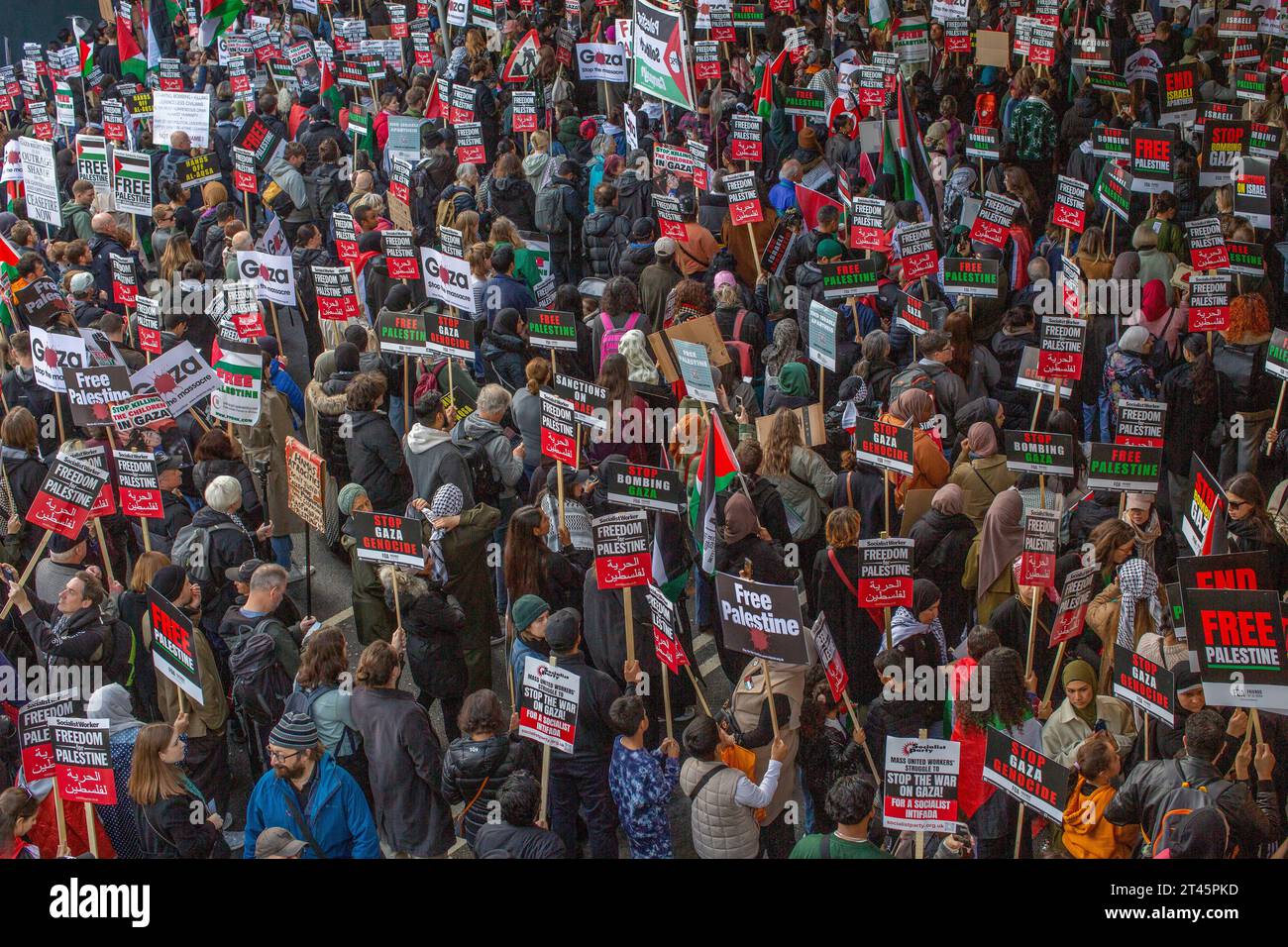 Londres, Angleterre, Royaume-Uni. 28 octobre, 2023.des milliers de personnes défilent dans le centre de Londres pour réclamer une Palestine libre crédit image : © Horst Friedrichs crédit : horst friedrichs/Alamy Live News Banque D'Images