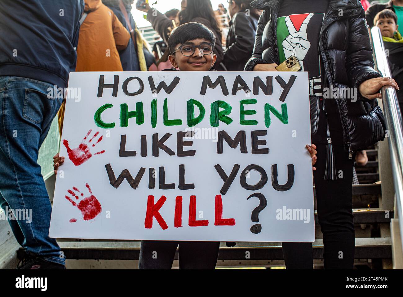 Londres, Royaume-Uni. 28 octobre 2023. Des milliers de personnes marchant à travers Londres ont appelé à un cessez-le-feu immédiat alors que les forces israéliennes bombardaient le pays et coupaient toutes les communications. Des milliers d'enfants et d'autres civils, dont 110 membres du personnel médical, ont déjà été tués et les réserves d'eau, de nourriture, de médicaments et de carburant s'épuisent, Israël refusant l'accès à tous, sauf à un petit filet d'aide humanitaire et ignorant le vote de l'Assemblée générale des Nations Unies. Crédit image : © Horst Friedrichs crédit : horst friedrichs/Alamy Live News Banque D'Images