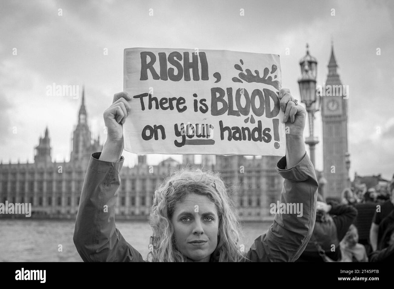 Londres, Angleterre, Royaume-Uni. 28 Oct, 2023 Femme tenant le signe de protestation Rishi il y a du sang sur vos mains avec le Parlement en arrière-plan © horst Friedrichs crédit : horst friedrichs/Alamy Live News Banque D'Images